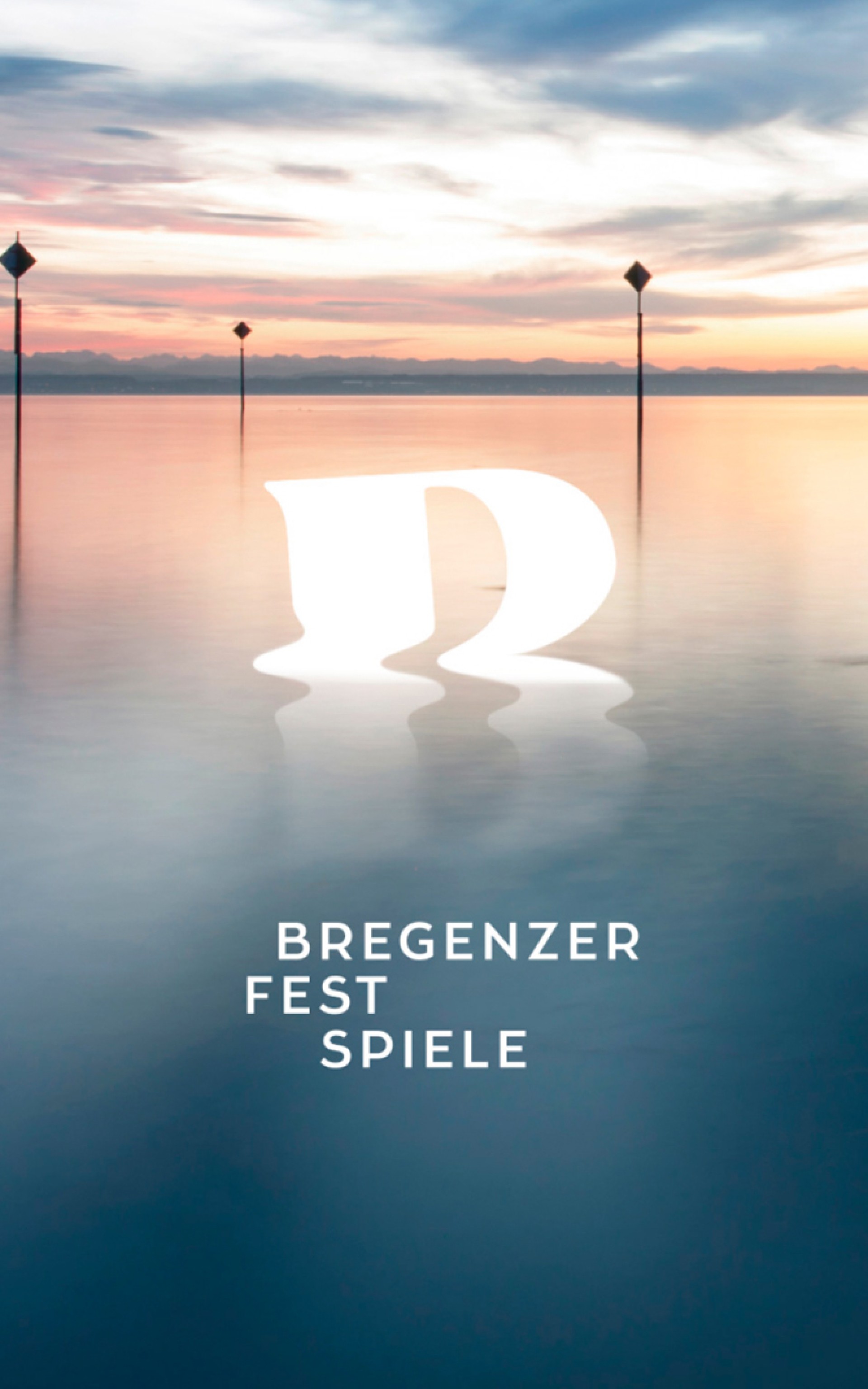 Sonnenuntergang über dem Bodensee, mit Pfostenmarkierungen im Wasser. Text: Bregenzer Festspiele.