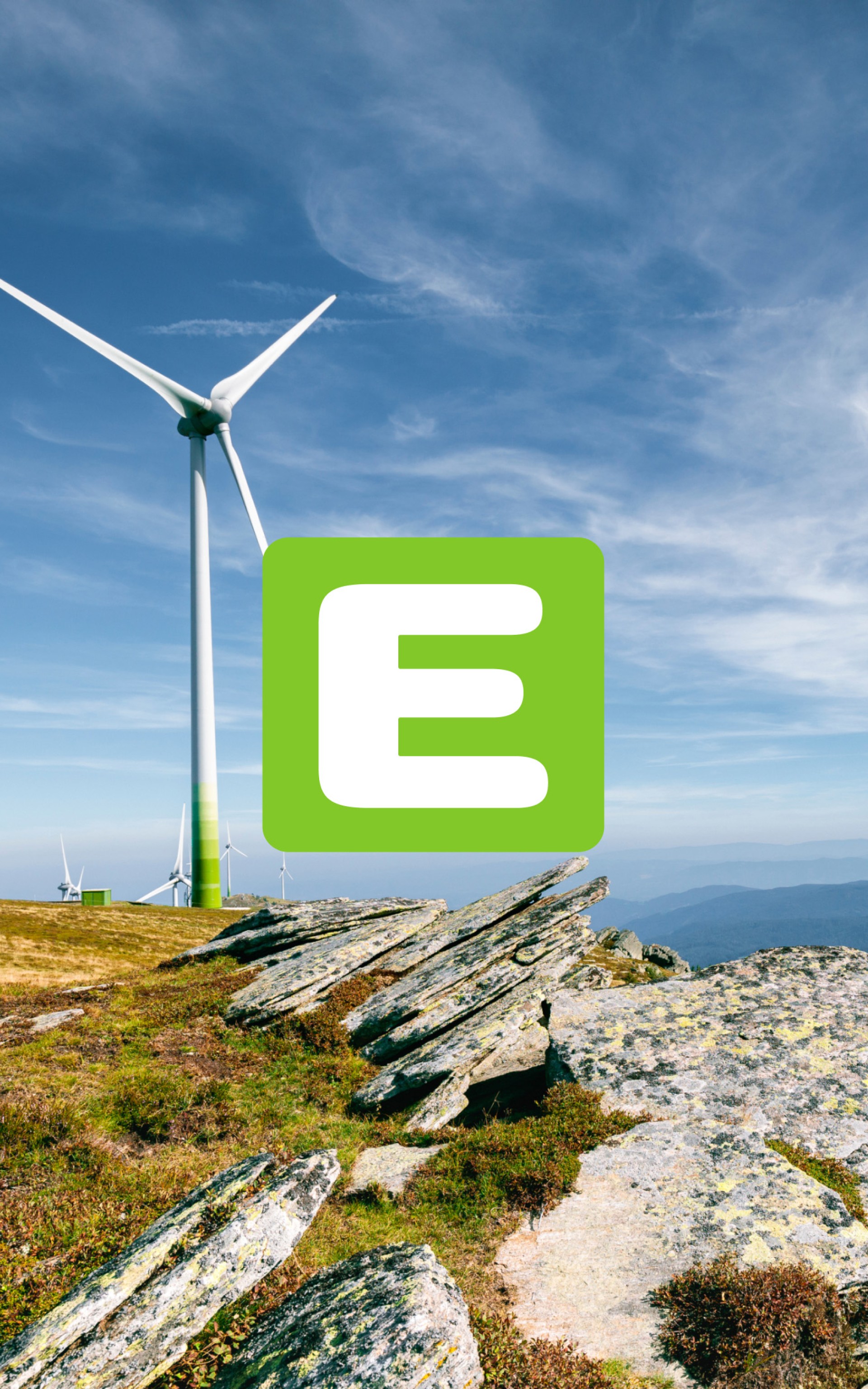 Windkraftanlagen auf Berg mit grünem "E" Logo. Blaue Himmel.