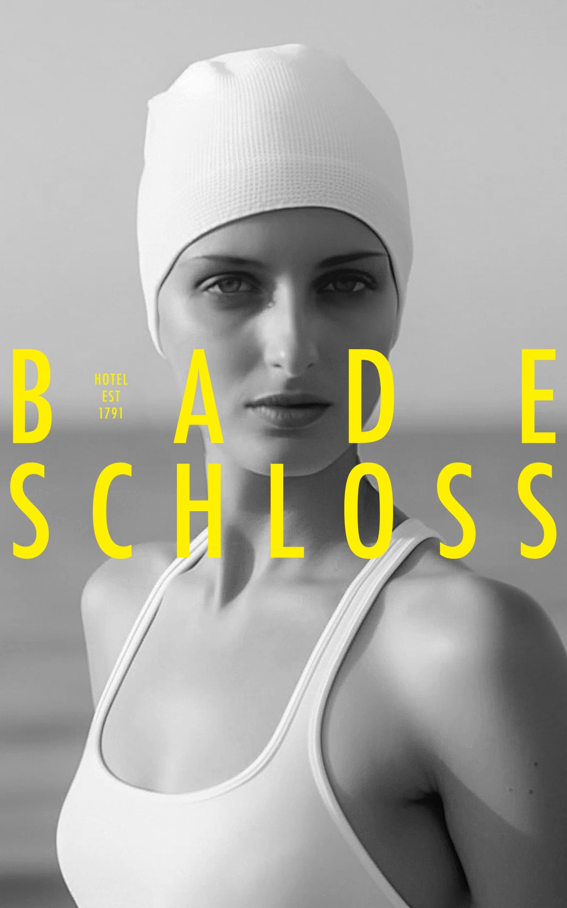 Schwarzweißes Bild einer Frau in Badebekleidung und Badekappe mit gelbem "Badeschloss"-Text.