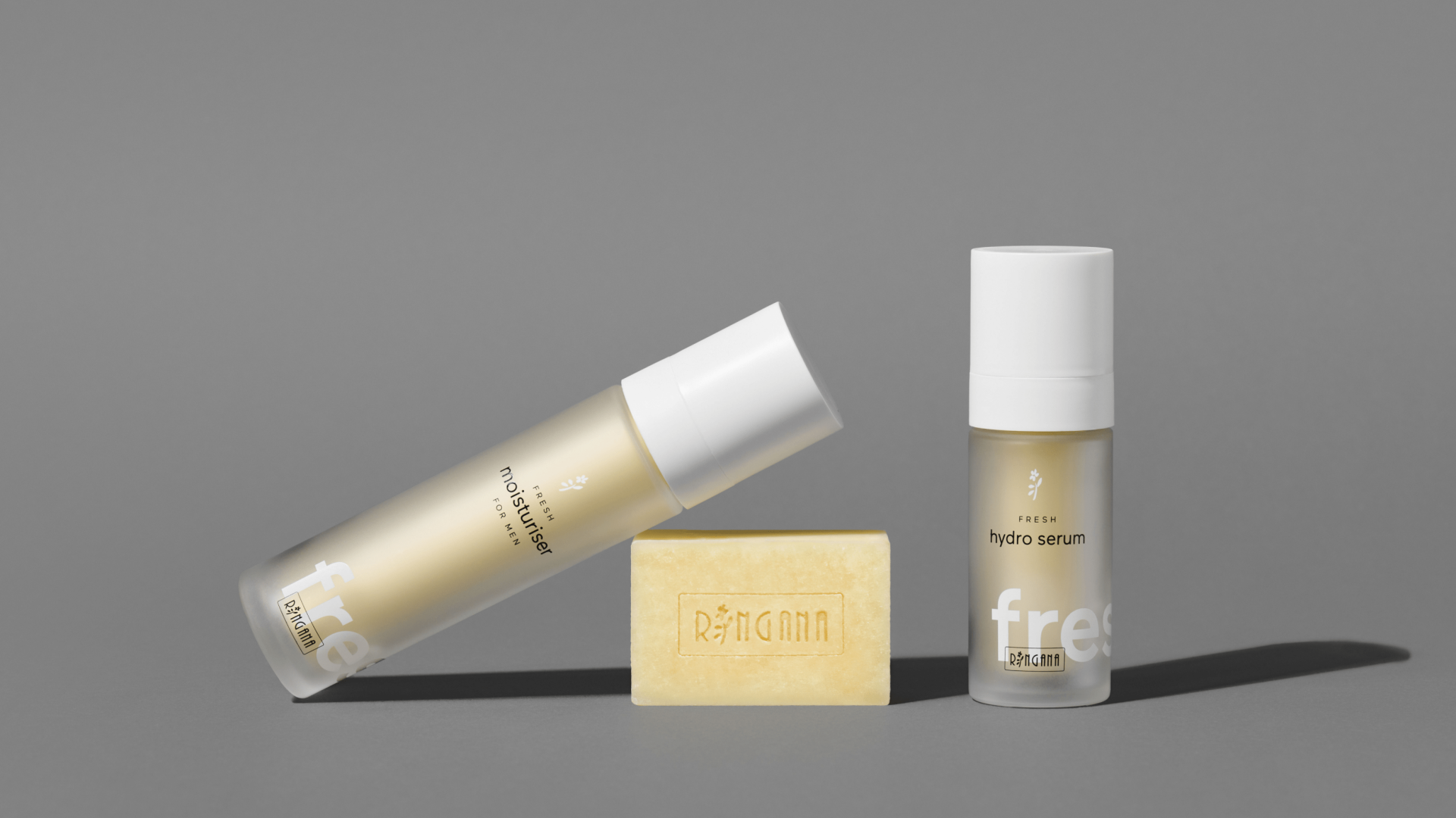 RENNGANN Hautpflegeprodukte: Feuchtigkeitscreme, Seife und Hydro-Serum auf grauem Hintergrund.