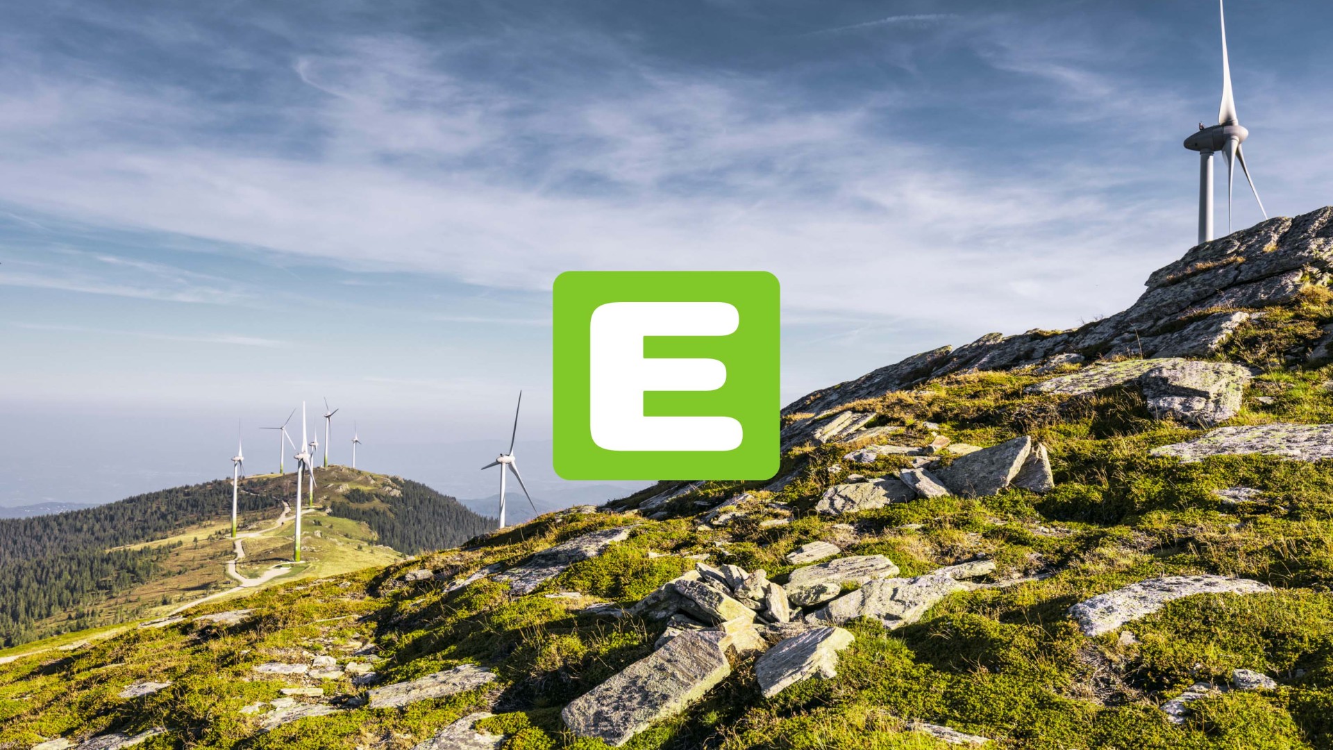 Eine Landschaft mit Windrädern auf grasbewachsenen Hügeln und einem grünen Quadrat mit dem weißen Buchstaben "E" in der Mitte.