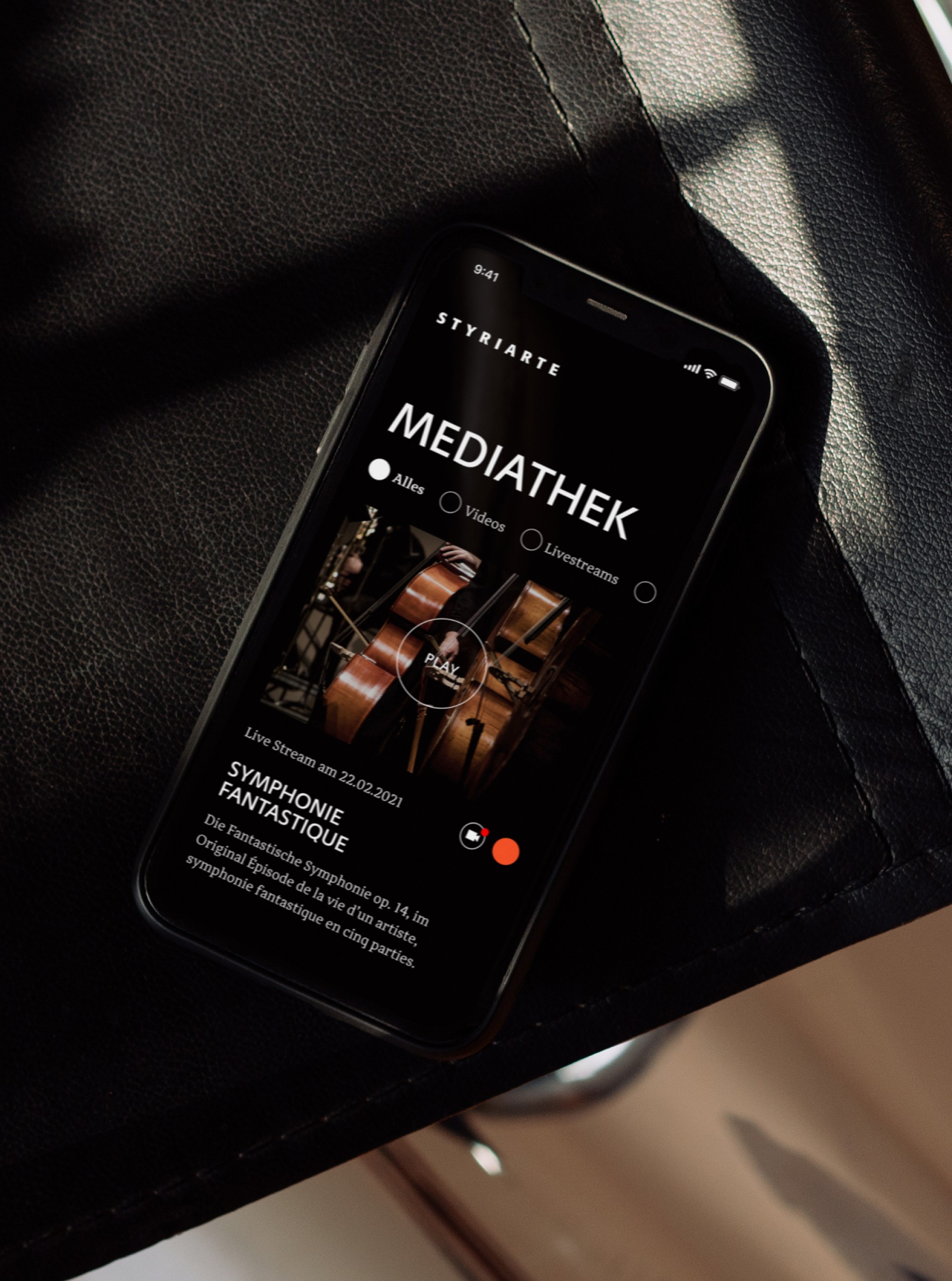 Das Telefon zeigt die Styriarte Mediathek mit "Symphonie fantastique" vom 22.02.2021. Alles, Videos und Livestreams sind Optionen.