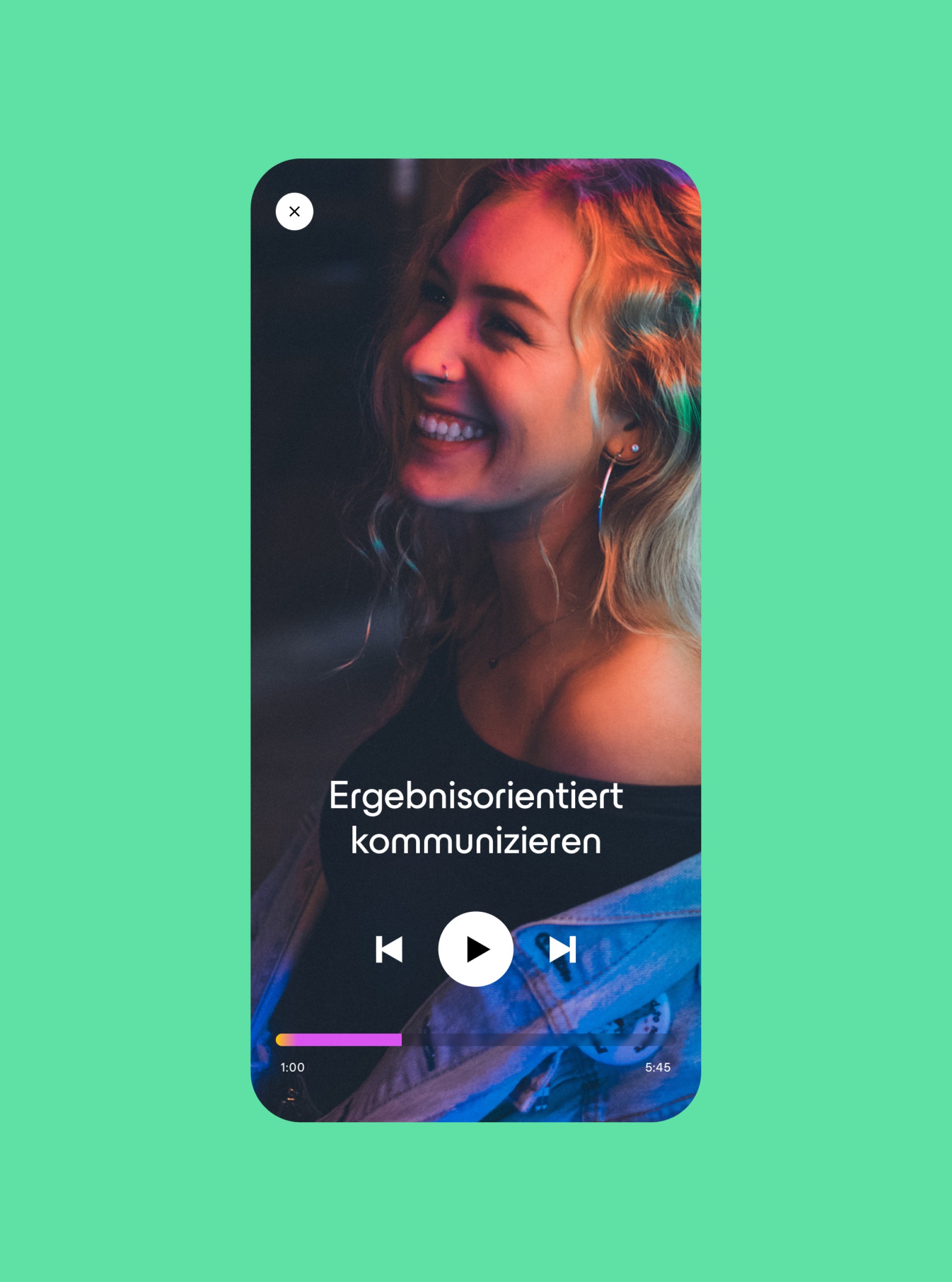 Ein vertikales Smartphone-Display mit einem Video einer lächelnden Frau. Text: "Ergebnisorientiert kommunizieren".