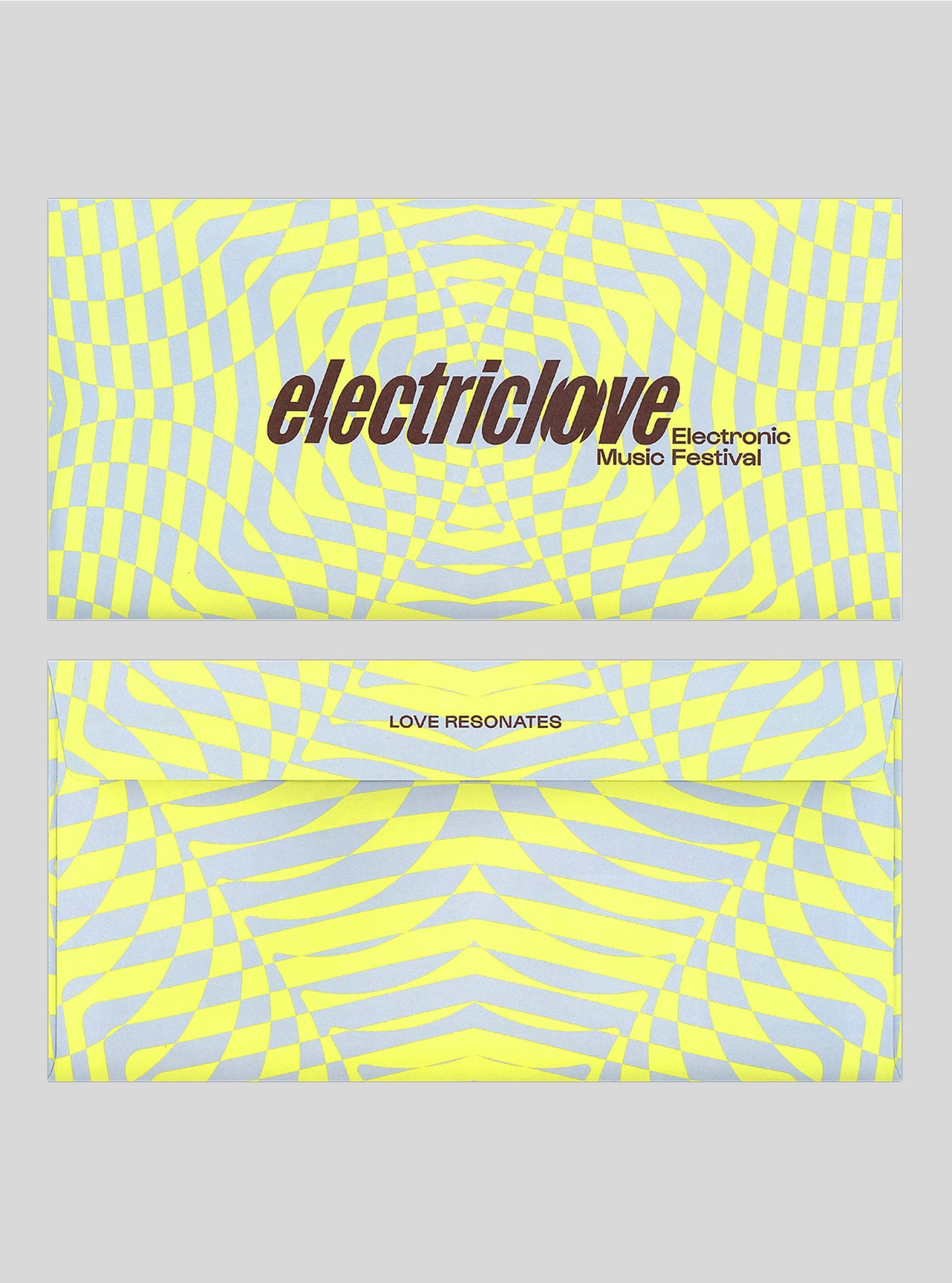 Gelbe und blaue "electriclove"-Musikfestivalbroschüre mit dem Text "LOVE RESONATES".
