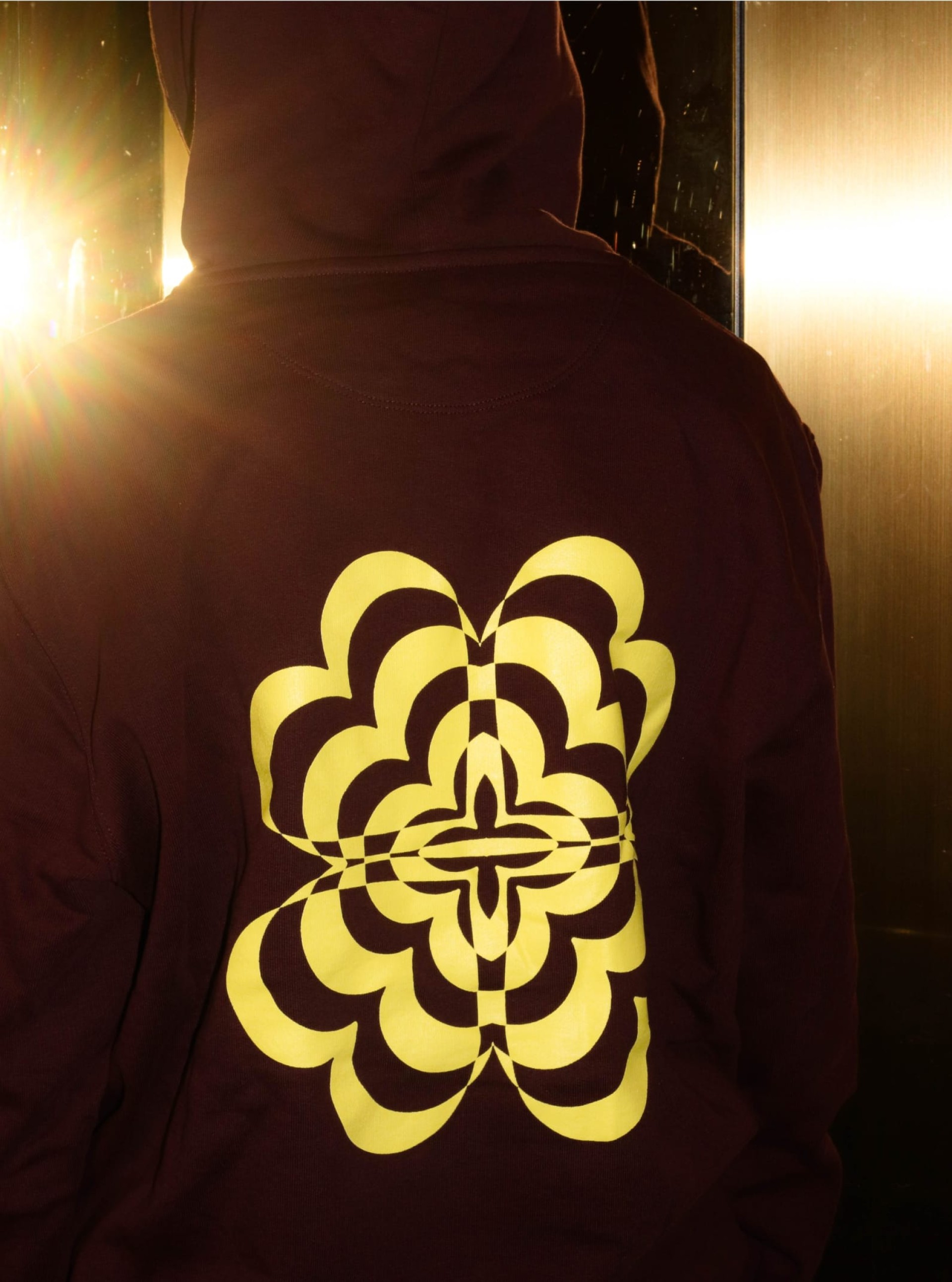 Kapuzenpullover-Rückenansicht mit einem großen gelben Blumendesign.