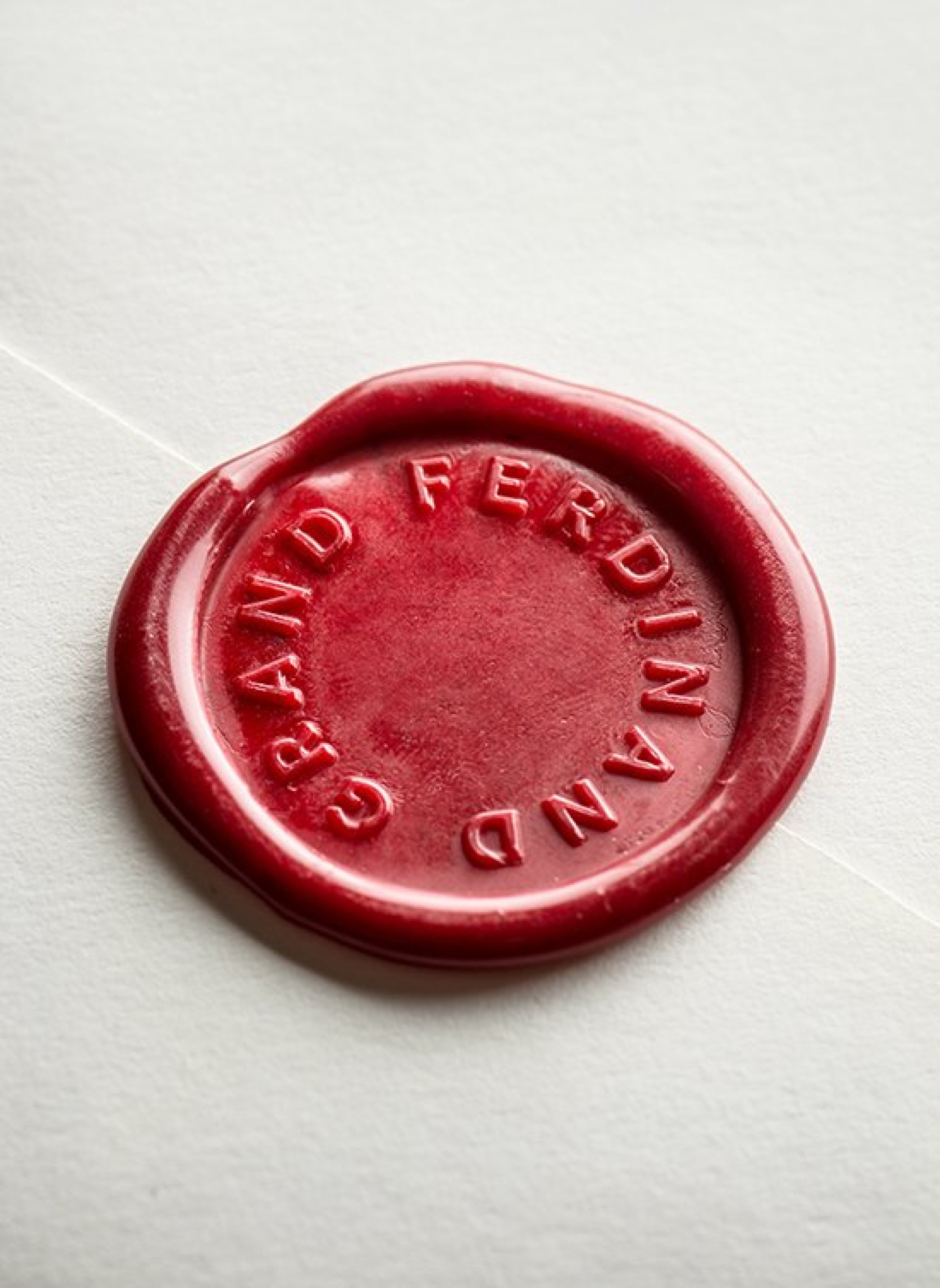 Ein rotes Wachssiegel auf einem Umschlag mit der Aufschrift "Grand Ferdinand".