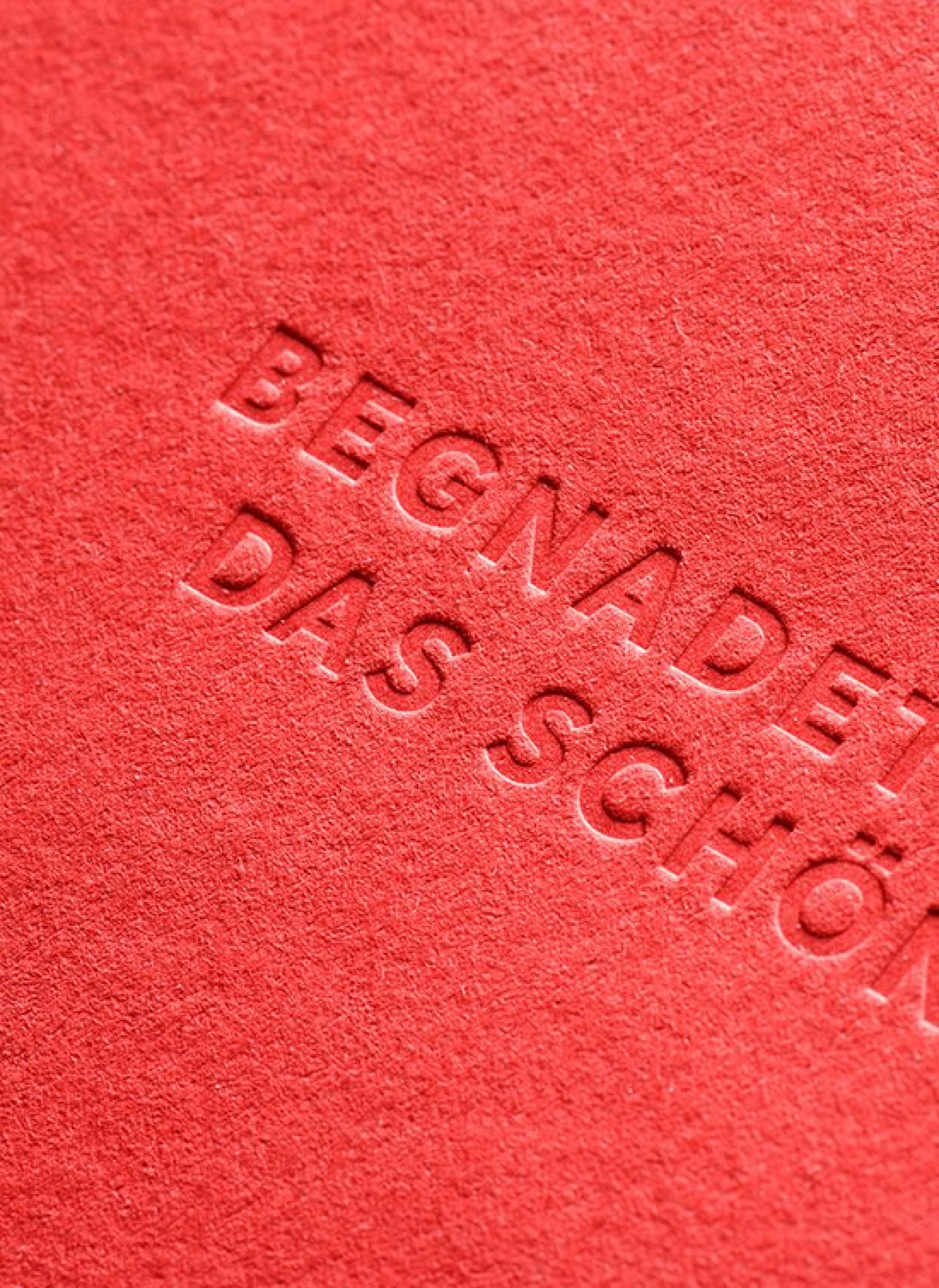 Roter Hintergrund mit dem Text "BEGNADET DAS SCHÖN".