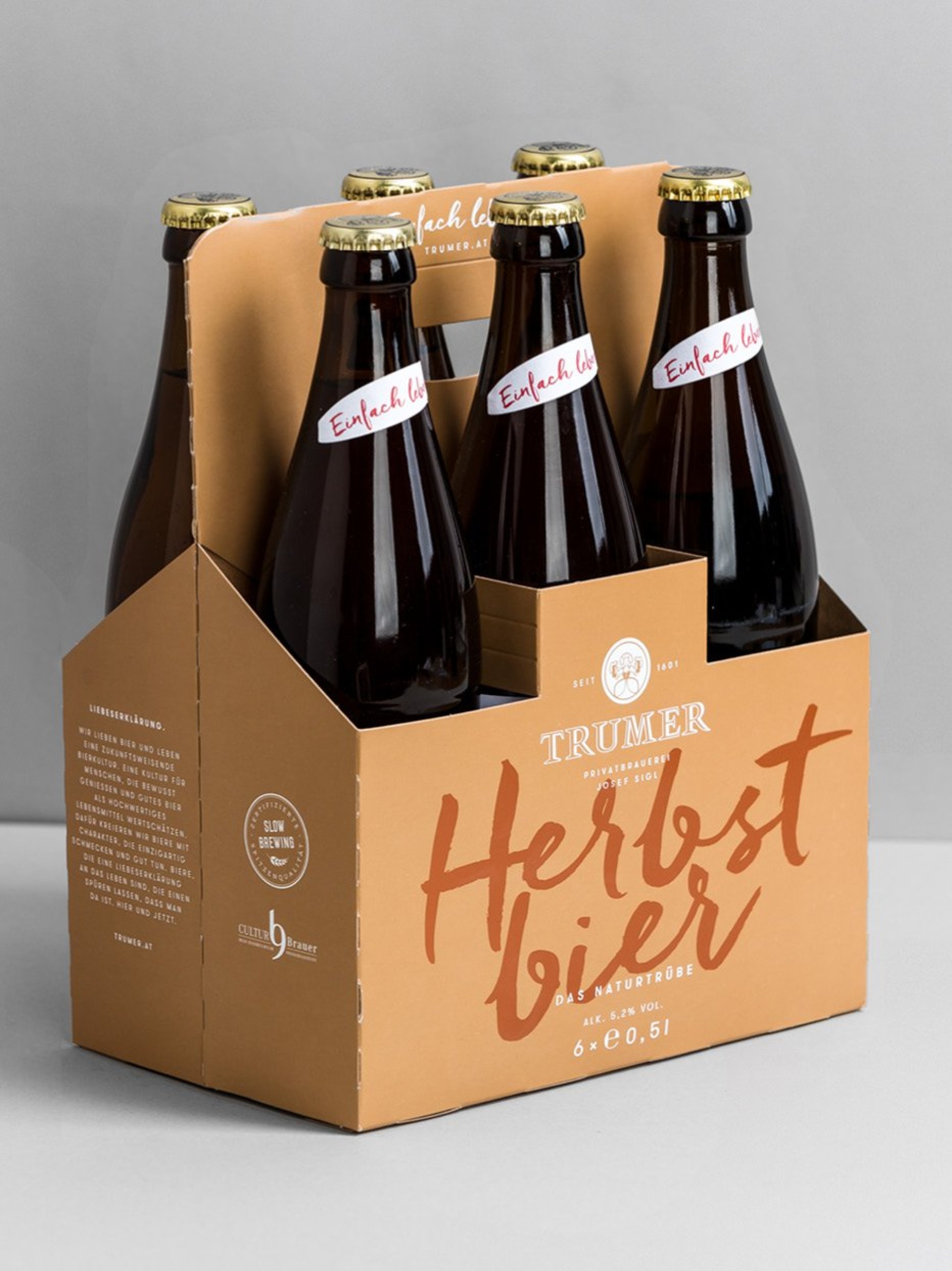 Eine Packung Trumer Herbst Bier mit sechs Flaschen. Auf Etiketten steht "Einfach leben".