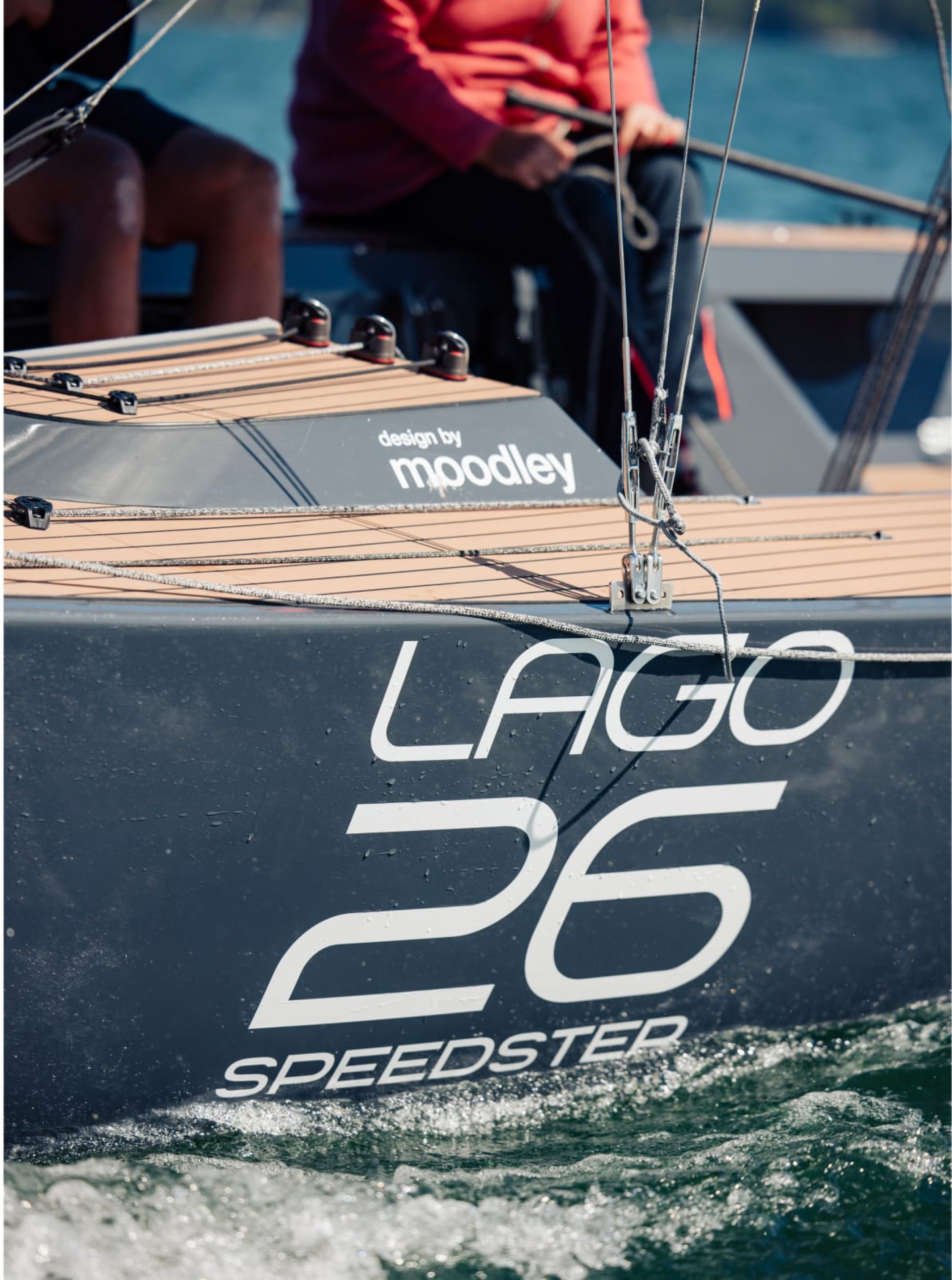 Nahaufnahme des Hecks der Lago 26 Speedster, mit "design by moodley".