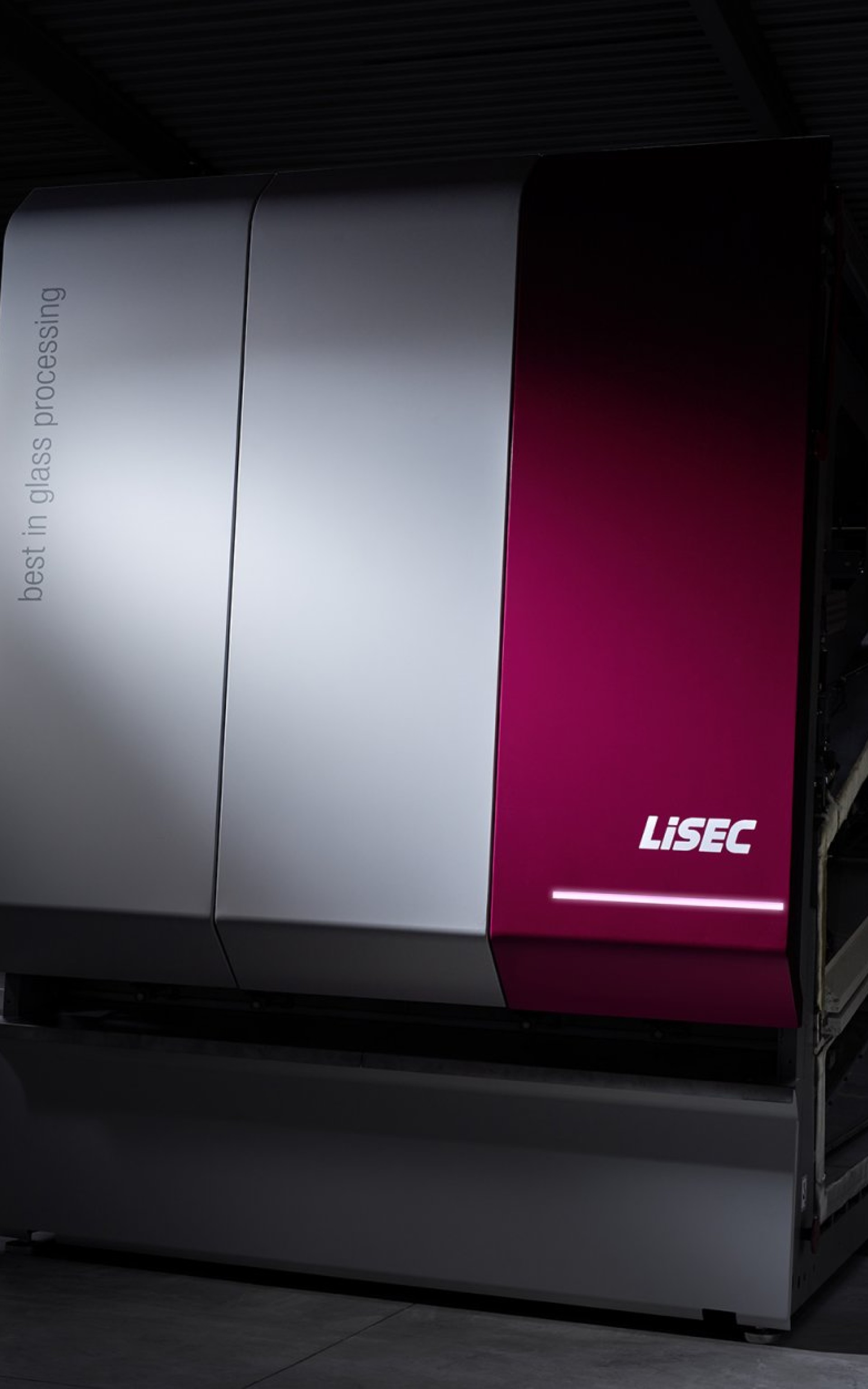 Nahaufnahme eines grauen und rosafarbenen LiSEC-Glaskantengeräts mit der Aufschrift „best in glass processing“.