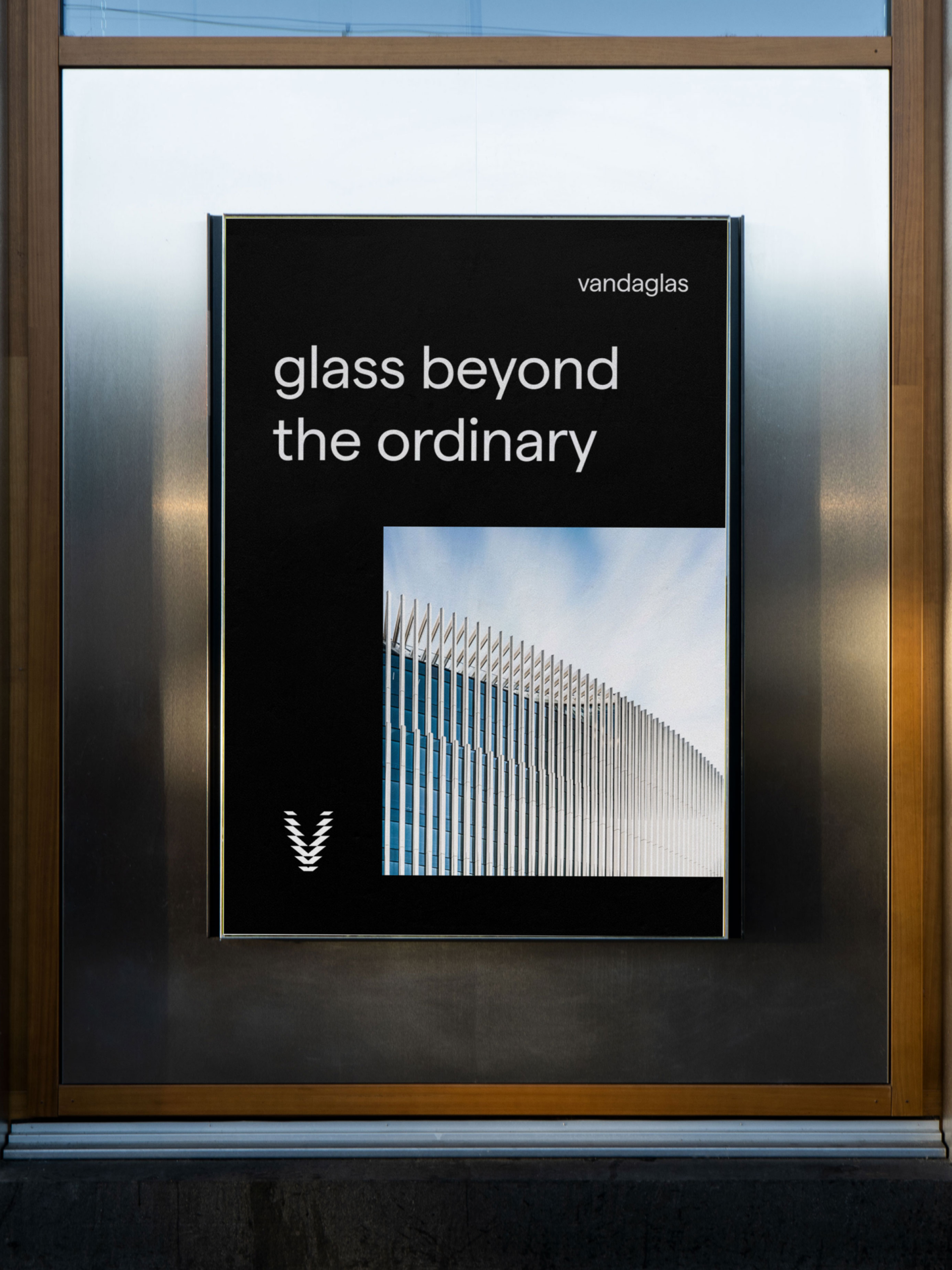 Plakat für vandaglas, "glass beyond the ordinary", mit Bild eines Gebäudes mit Glasfassade.