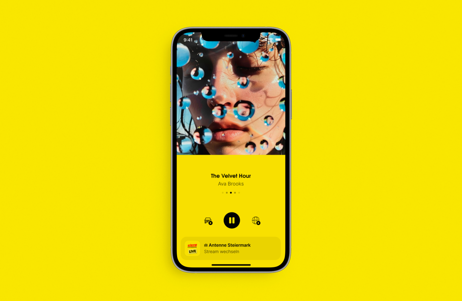Auf gelbem Grund zeigt ein iPhone das "The Velvet Hour" Radio mit Ava Brooks auf der Antenne Steiermark App.