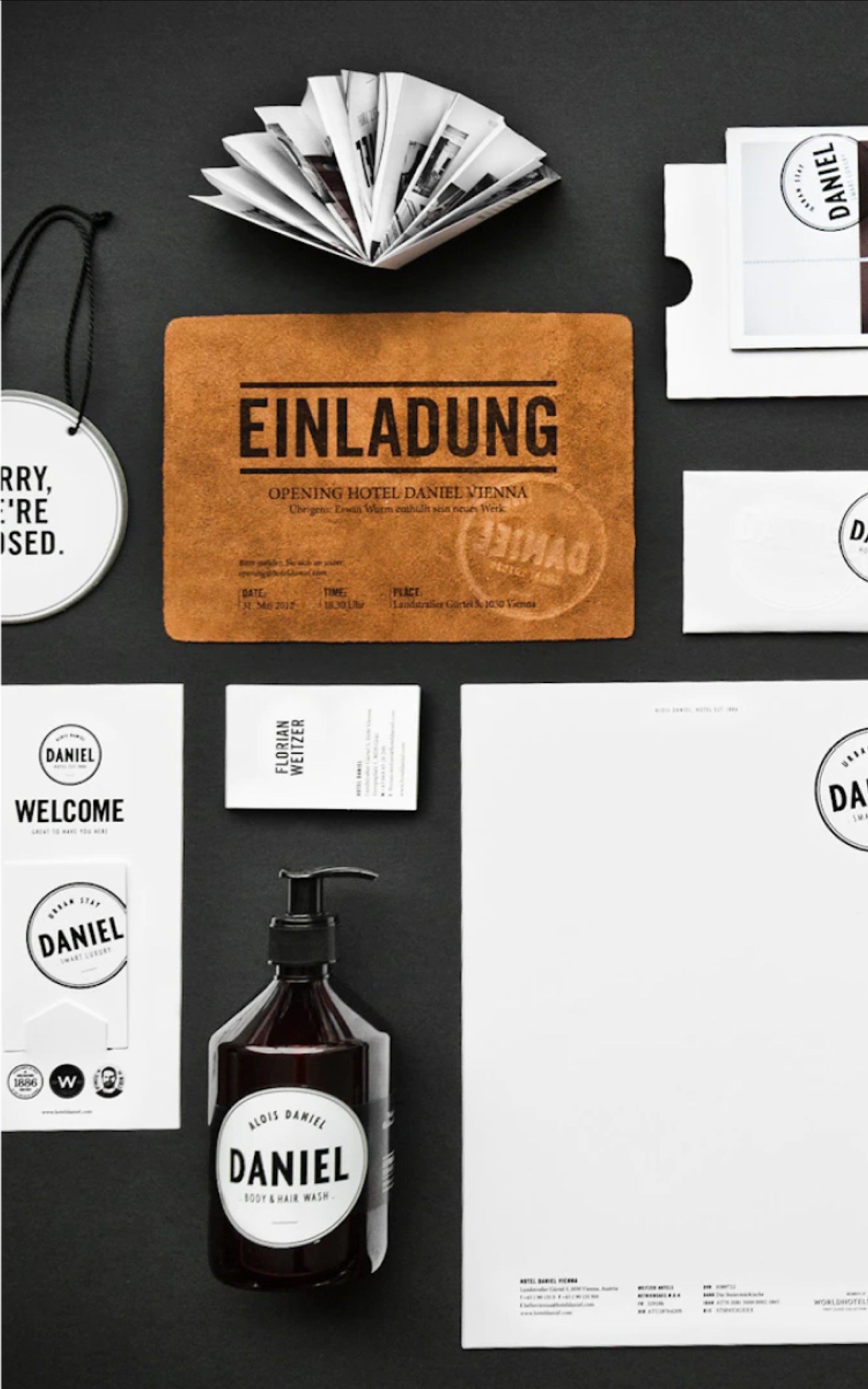 Flache Lage von "EINLADUNG" Daniel Wien, Lotion, Visitenkarte, Broschüre und Briefpapier.