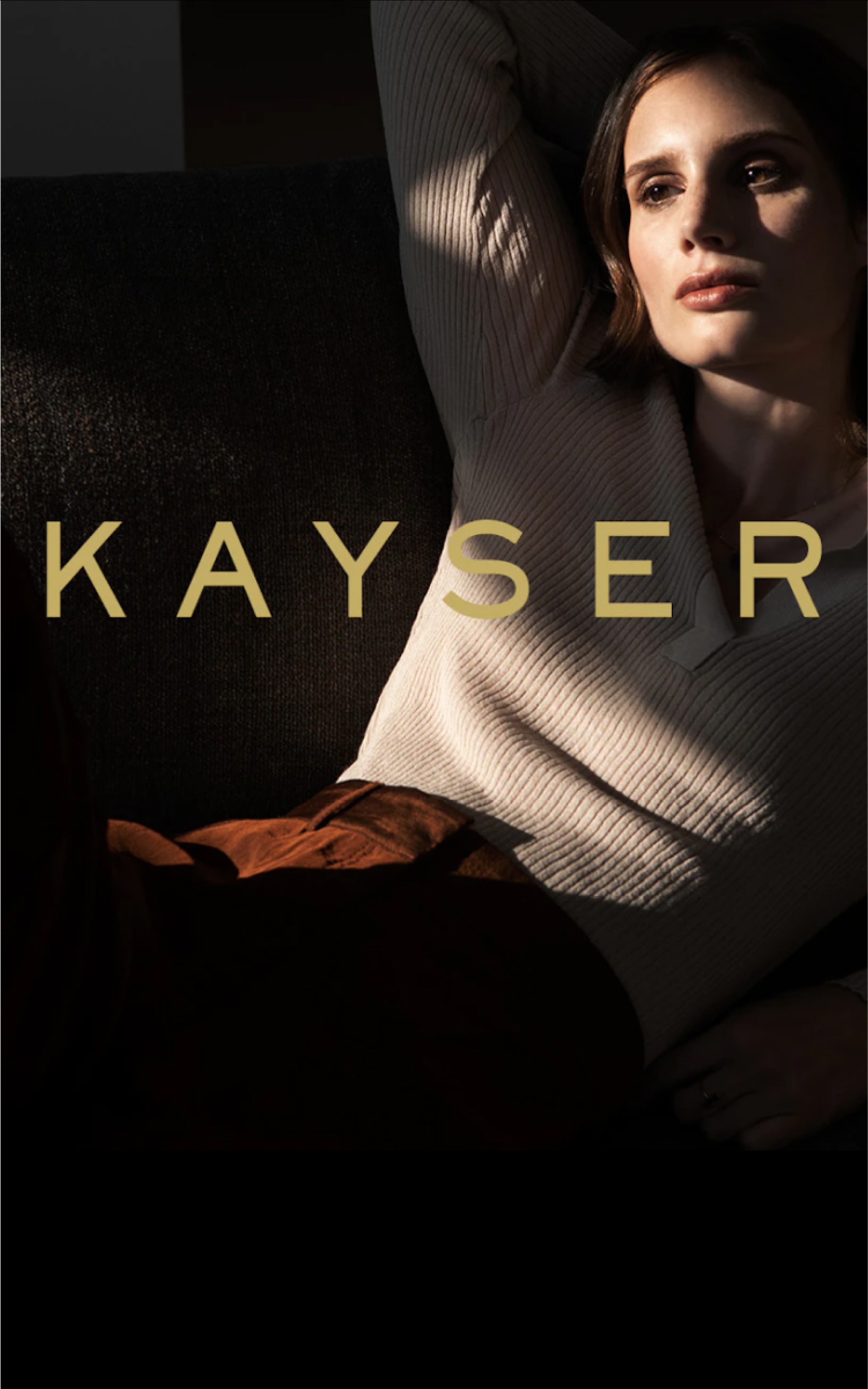 Eine Frau liegt auf einer Couch, mit dem Text "KAYSER" im Bild.