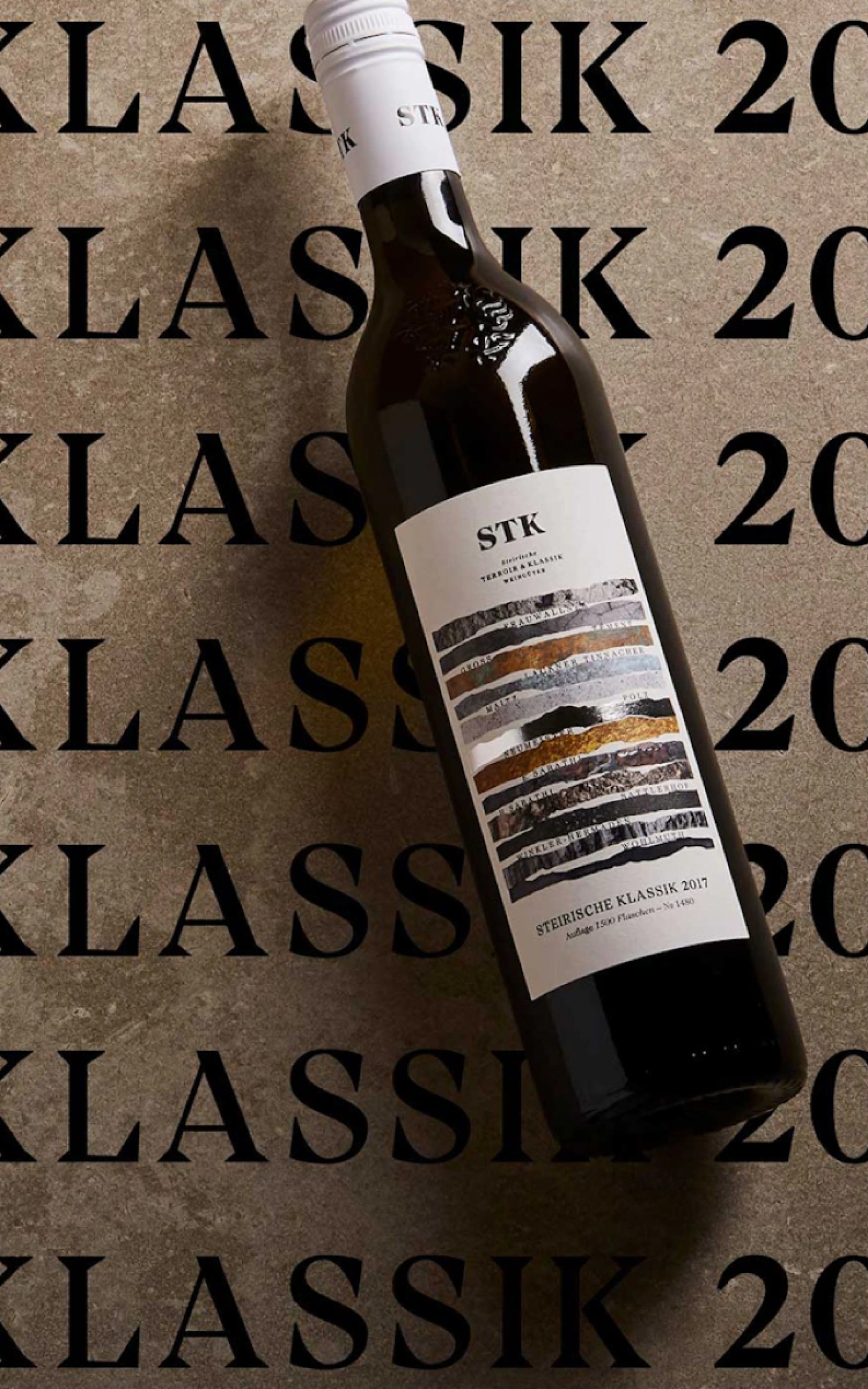 Eine Weinflasche "Steirische Klassik 2017" STK vor einem Hintergrund mit "KLASSIK 20".