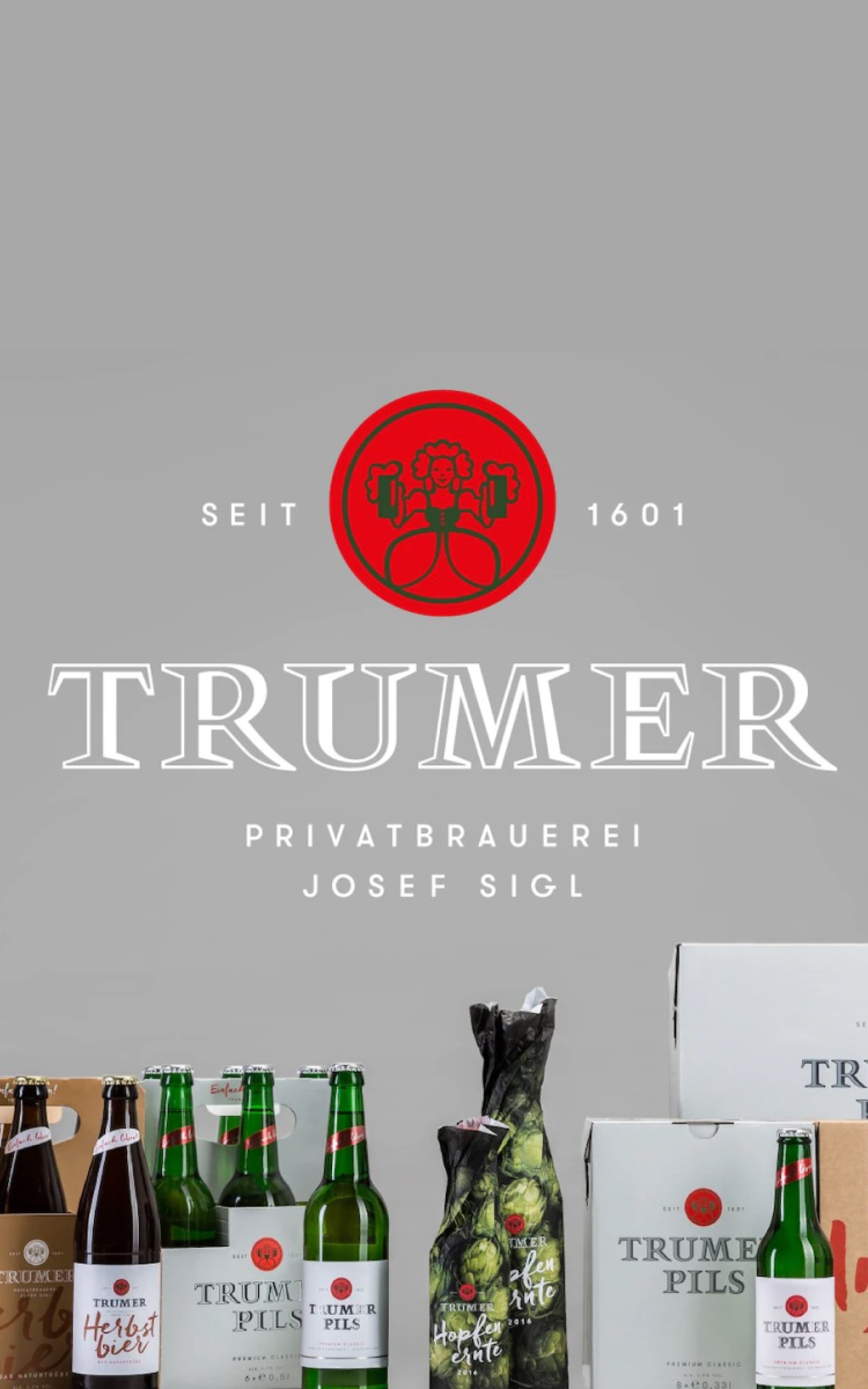 Logo von Trumer Privatbrauerei Josef Sigl mit Bierflaschen und Kisten mit "Trumer Pils" und "Herbst bier".