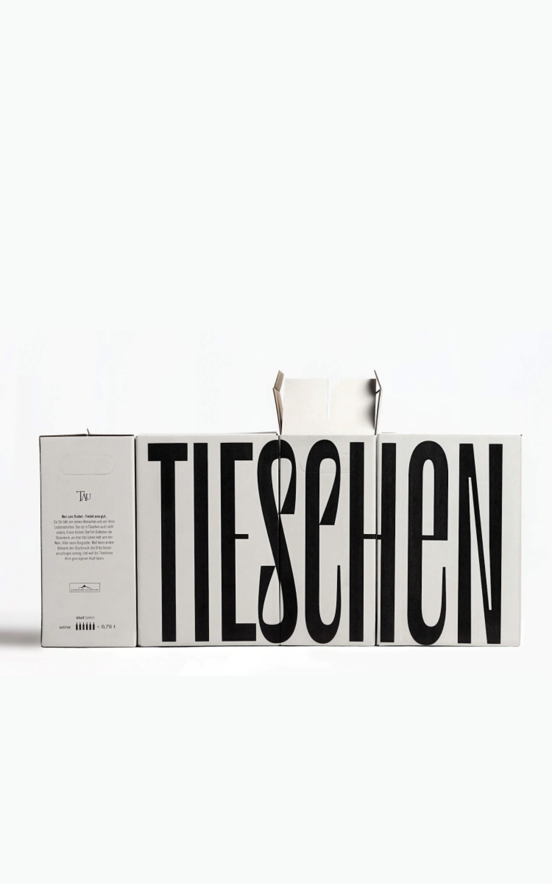 Mehrere weiße Kisten stehen nebeneinander, auf denen in großen schwarzen Buchstaben "TIESCHEN" steht.