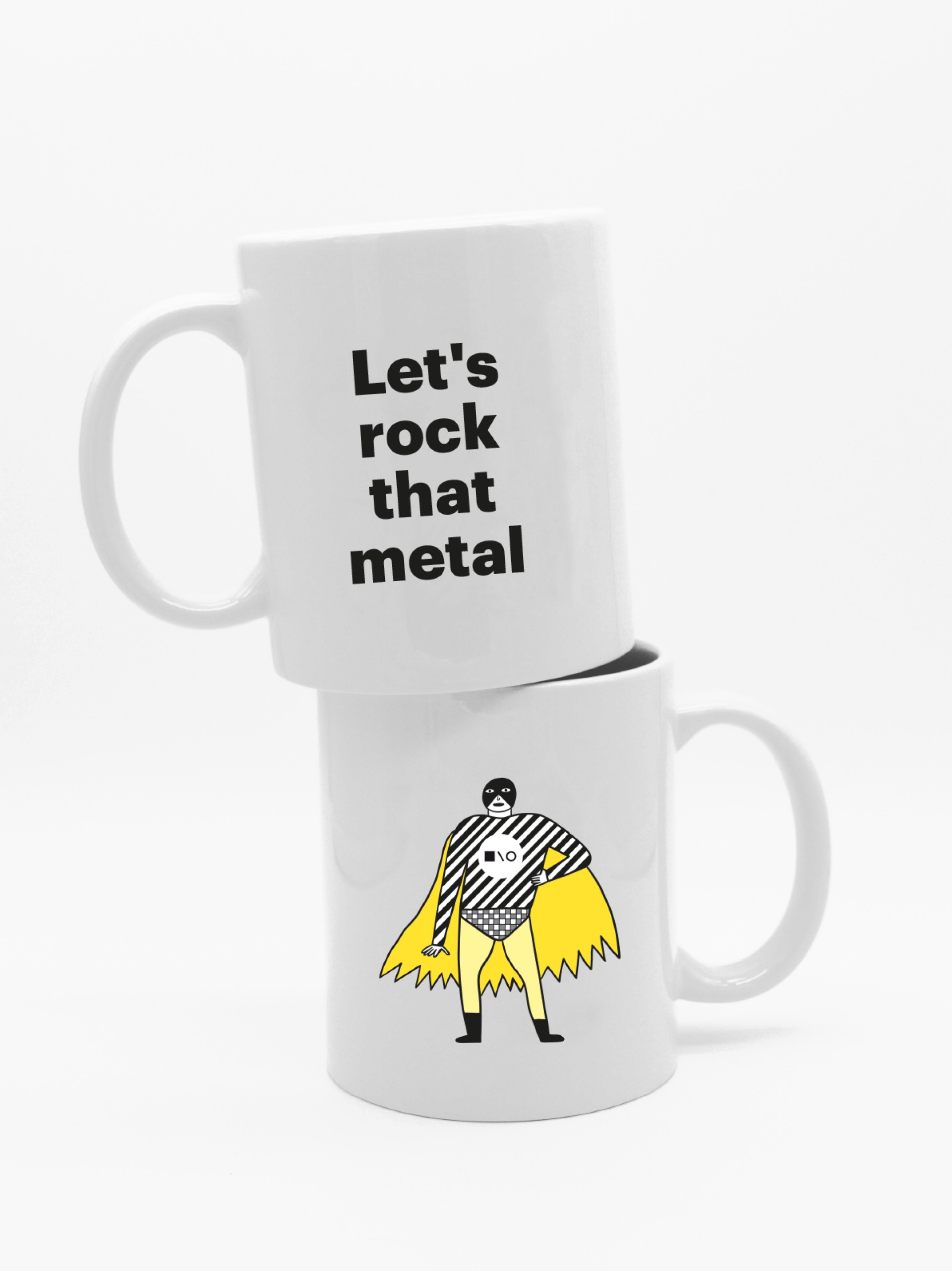 Zwei weiße Tassen übereinander gestapelt. Die obere Tasse sagt: "Let's rock that metal". Die untere Tasse zeigt eine Cartoon-Figur.