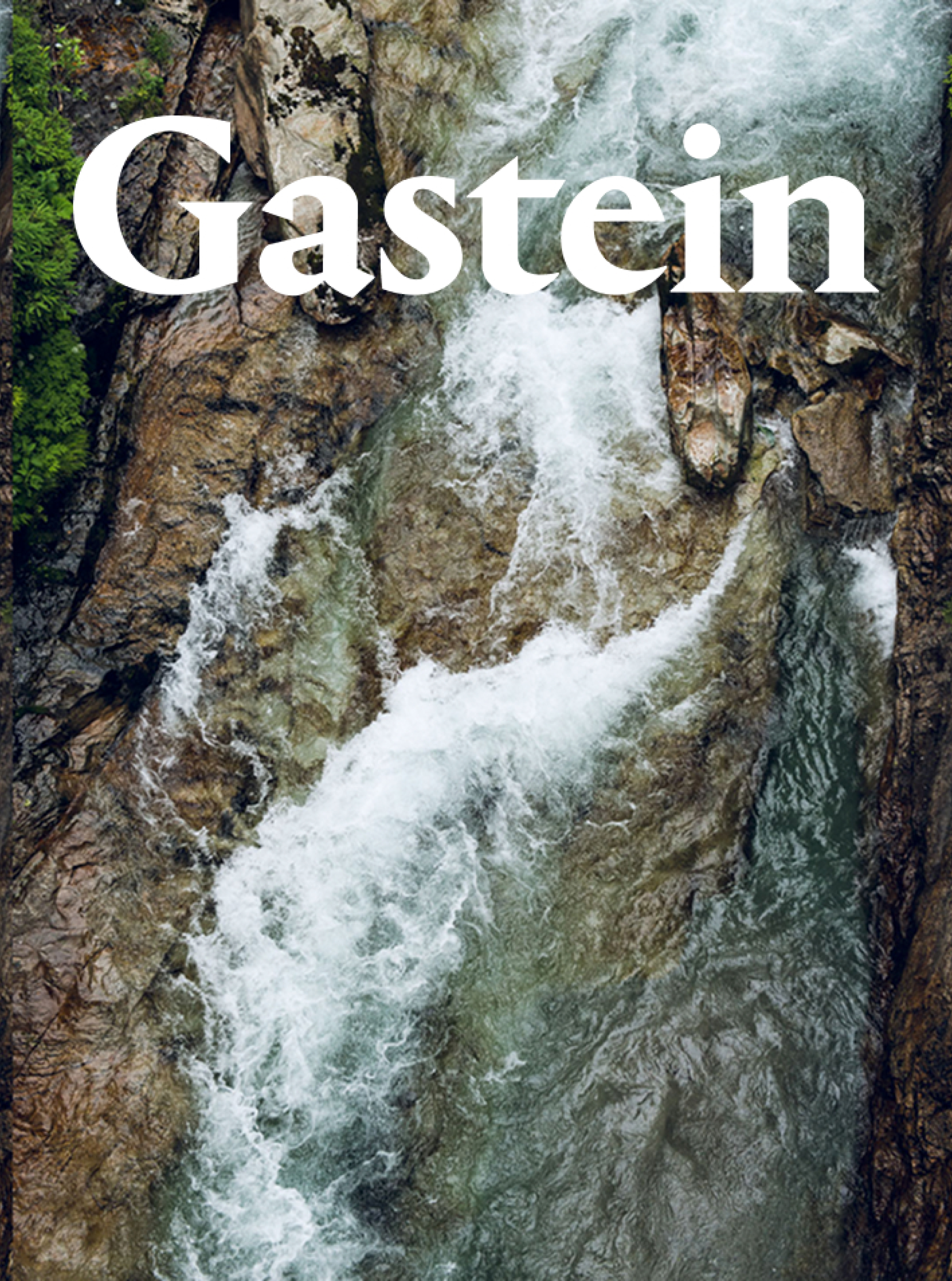 Luftaufnahme des Gasteiner Baches, der zwischen Felsen und Vegetation hindurchfließt. Der Text "Gastein" ist im Bild zu sehen.