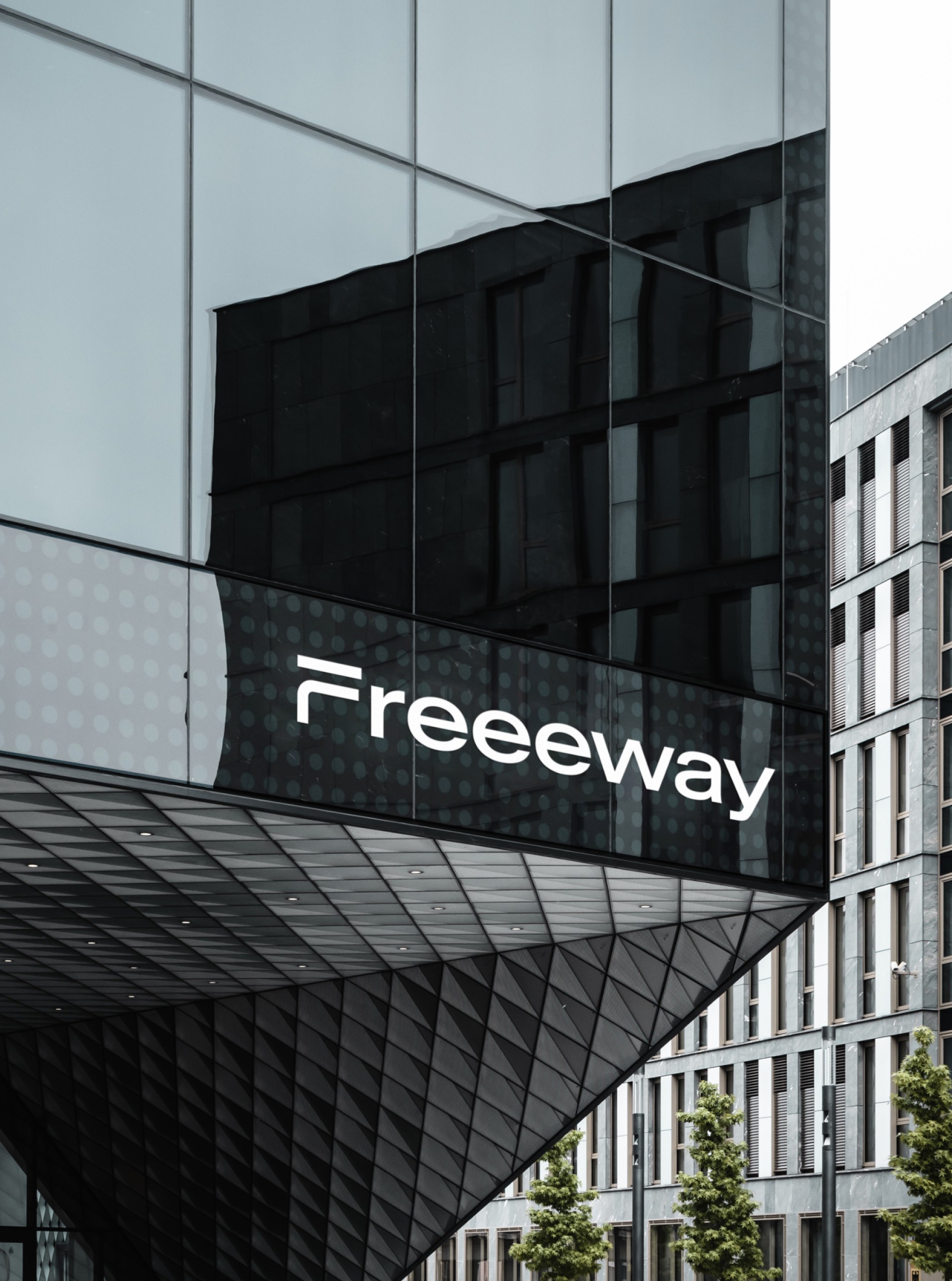 Nahaufnahme eines Gebäudes mit dem Schriftzug "Freeeway".