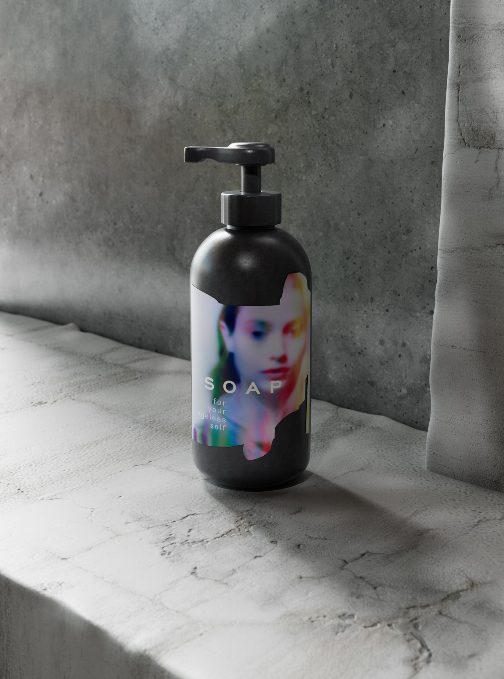 Eine matte schwarze Seifenflasche mit einer Frau und dem Text "SOAP for your fearless self" steht auf einem Betontisch.