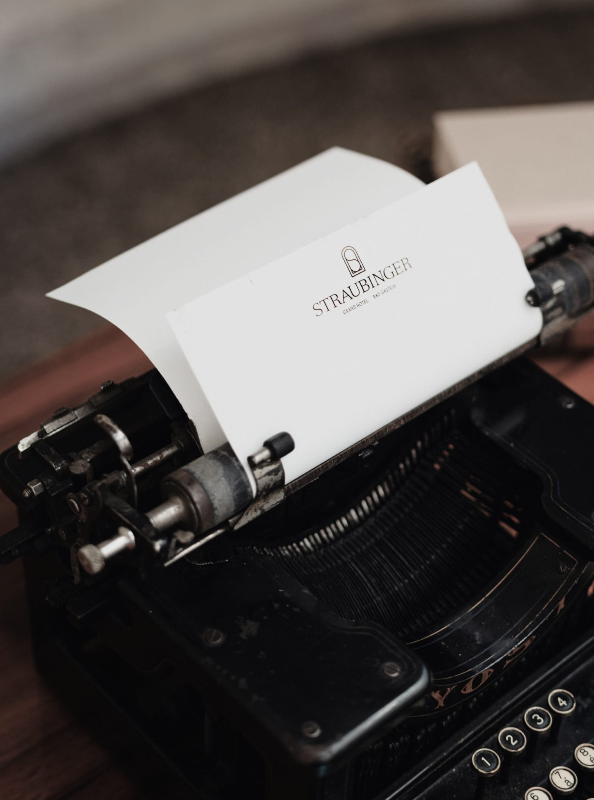 Eine Schreibmaschine mit dem Straubinger Grandhotel Papier im Schreibkopf.