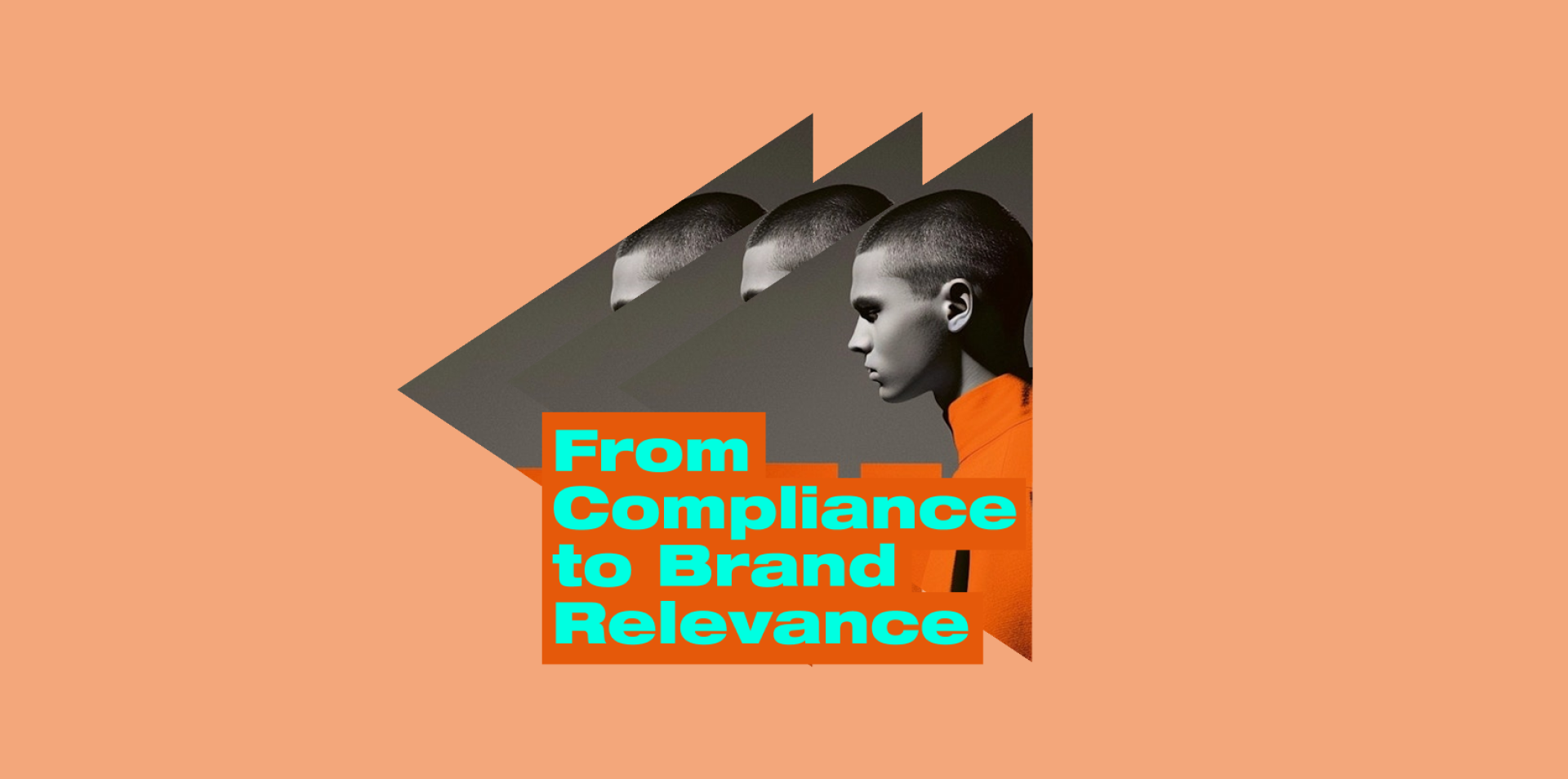 Mutiges Keyvisual, das den Wandel symbolisiert: Drei starke Porträts eines nachdenklich blickenden Menschen mit rasiertem Kopf stehen für Fortschritt und Selbstbestimmung. Der Slogan ‚From Compliance to Brand Relevance‘ leuchtet in Türkis auf kräftigem Orange – ein visuelles Statement für den Aufbruch aus starrer Anpassung hin zu echter Markenbedeutung. Der lachsfarbene Hintergrund verstärkt den modernen, expressiven Look.