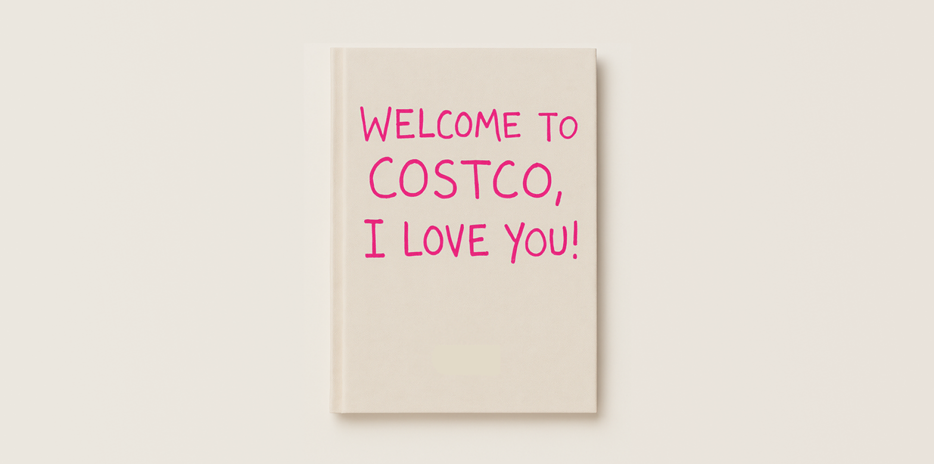 Cremefarbenes Buch mit pinkfarbenem Text "Willkommen bei Costco, ich liebe dich!".