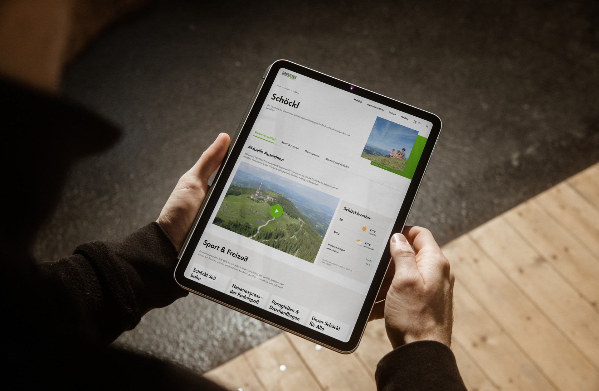 Person betrachtet Schöckl-Website auf einem Tablet.