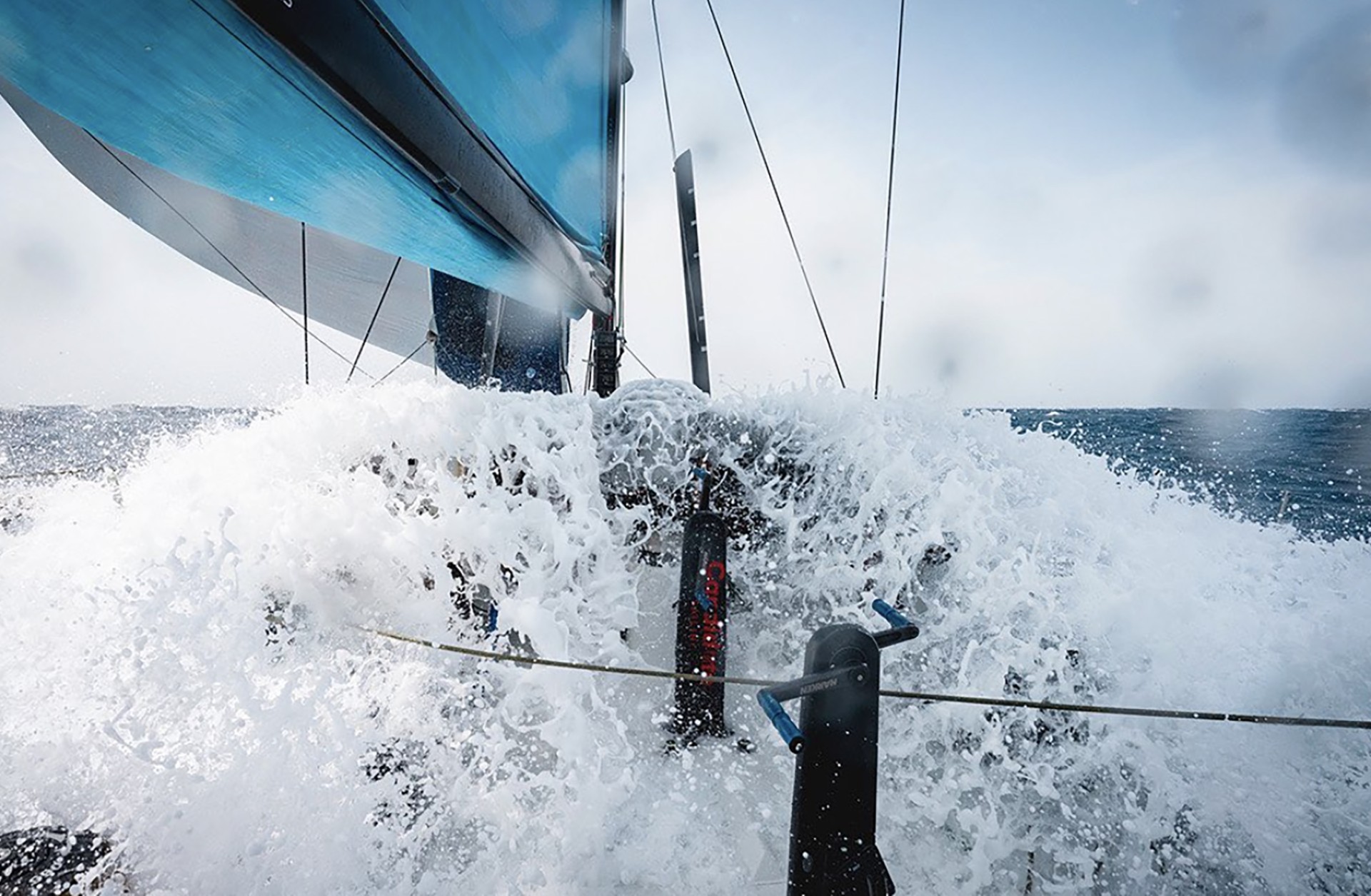 the_austrian_ocean_race_project_branding_moodley_segelboot_im_meer_starke_wellen