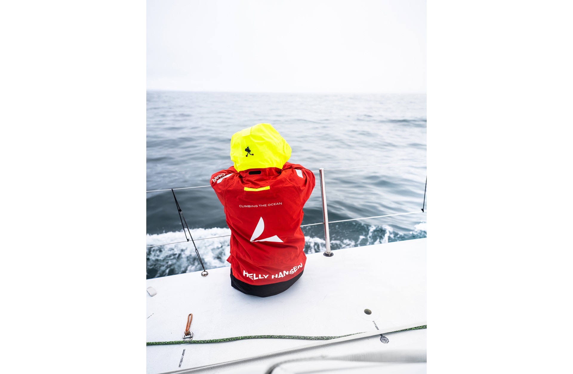 the_austrian_ocean_race_project_moodley_branding_crewmitglied_sitzt_am_segelboot
