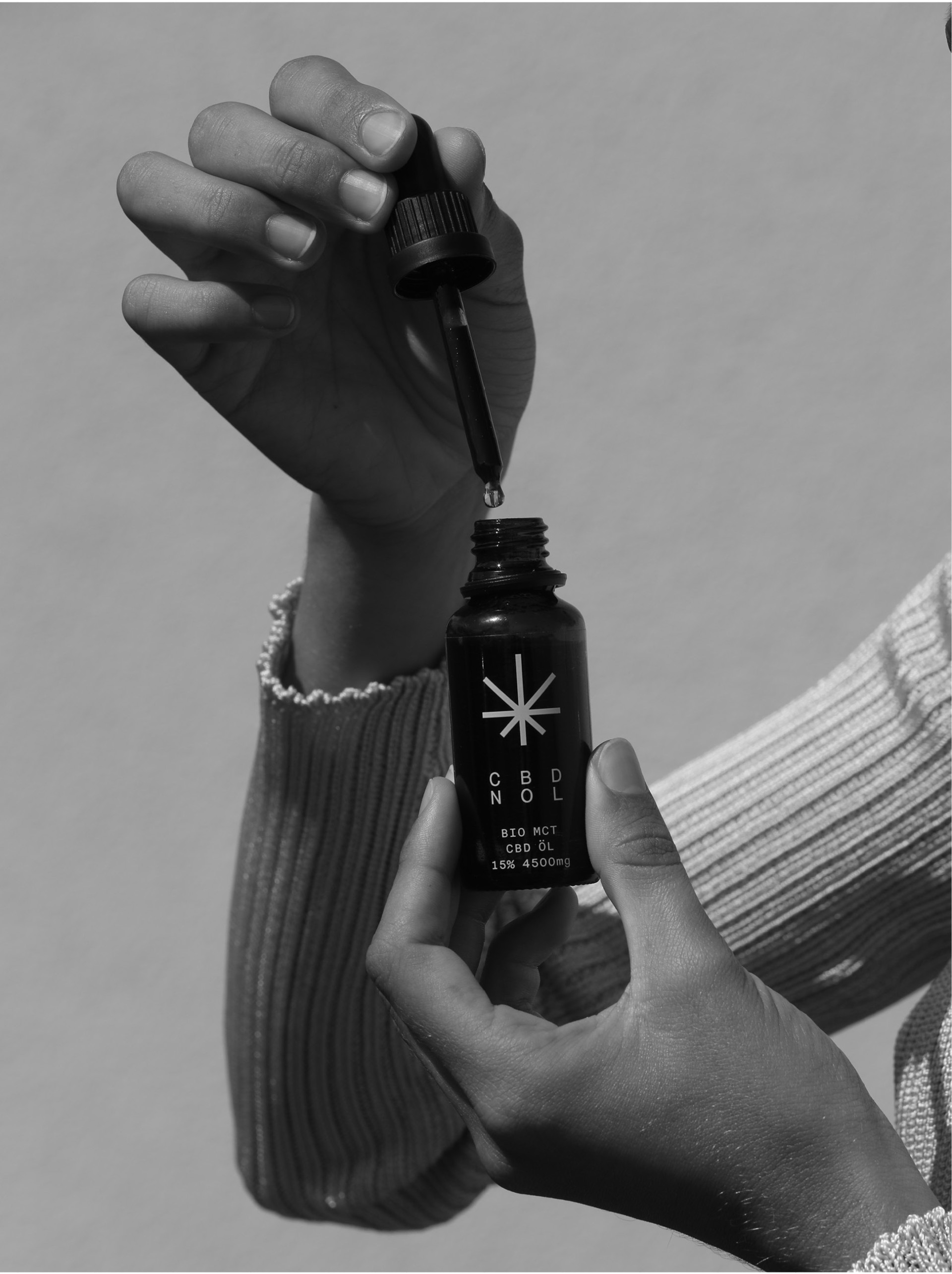 cbdnol_moodley_branding_cbd_öl_flasche_in_hand