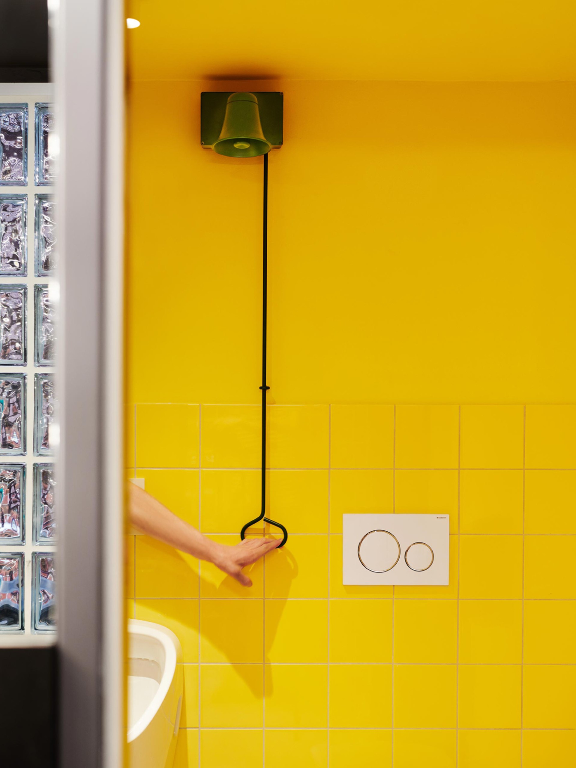 das_salz_moodley_branding_gelbes_badezimmer