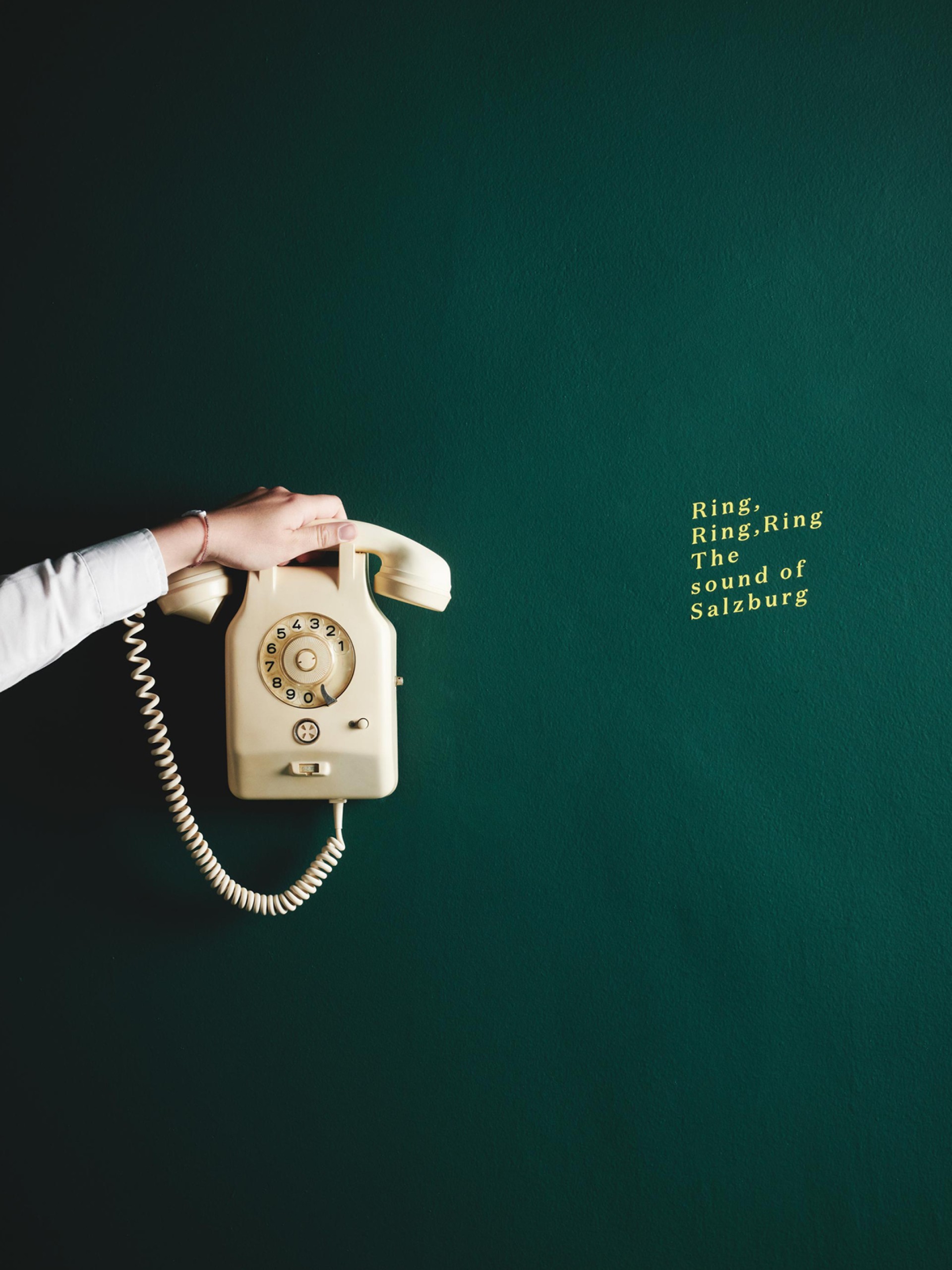 das_salz_moodley_branding_hand_an_altem_telefon