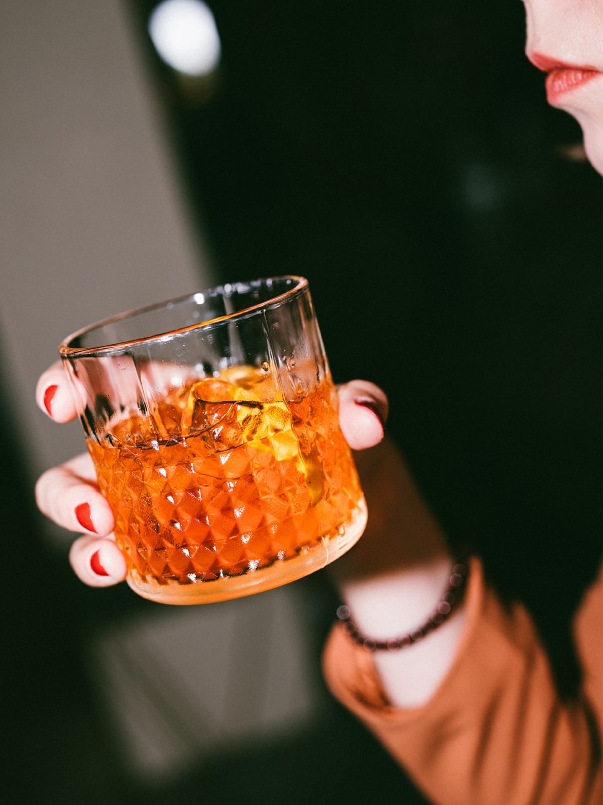 david_gölles_moodley_branding_frau_hält_glas_mit_getränk