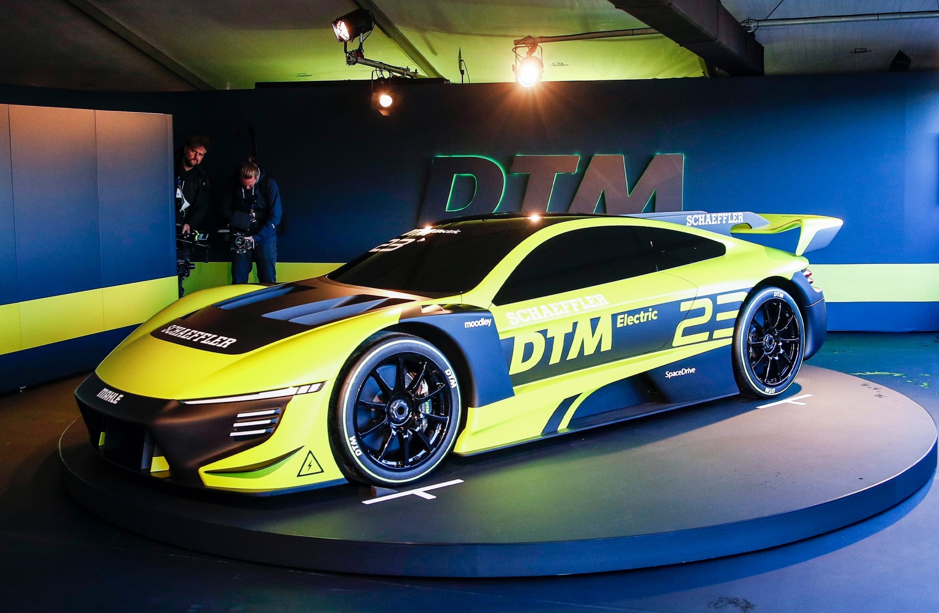 dtm_prototype_moodley_industrial_design_fahrzeug_seitenansicht
