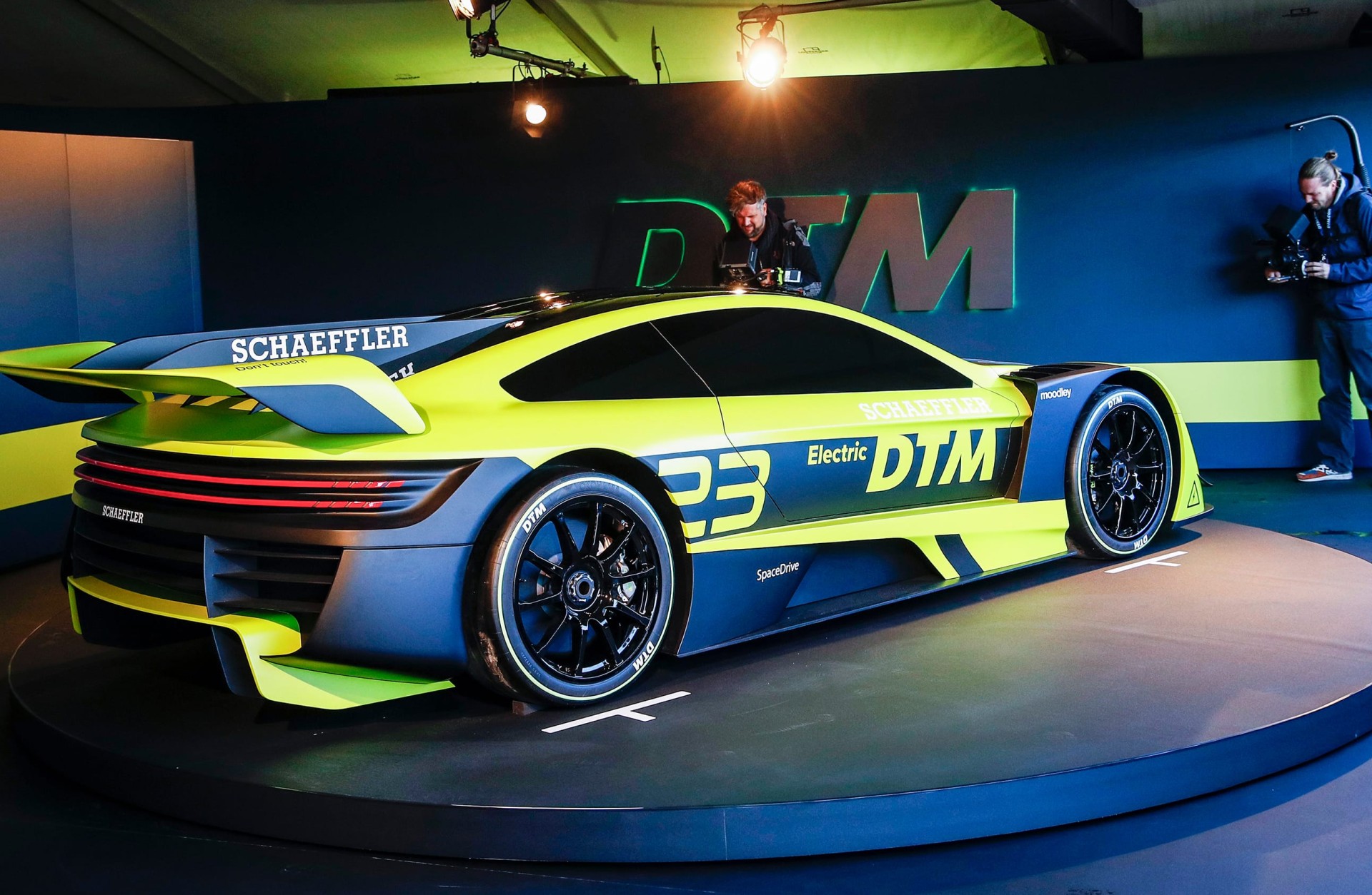 dtm_prototype_moodley_industrial_design_fahrzeug_seitlich