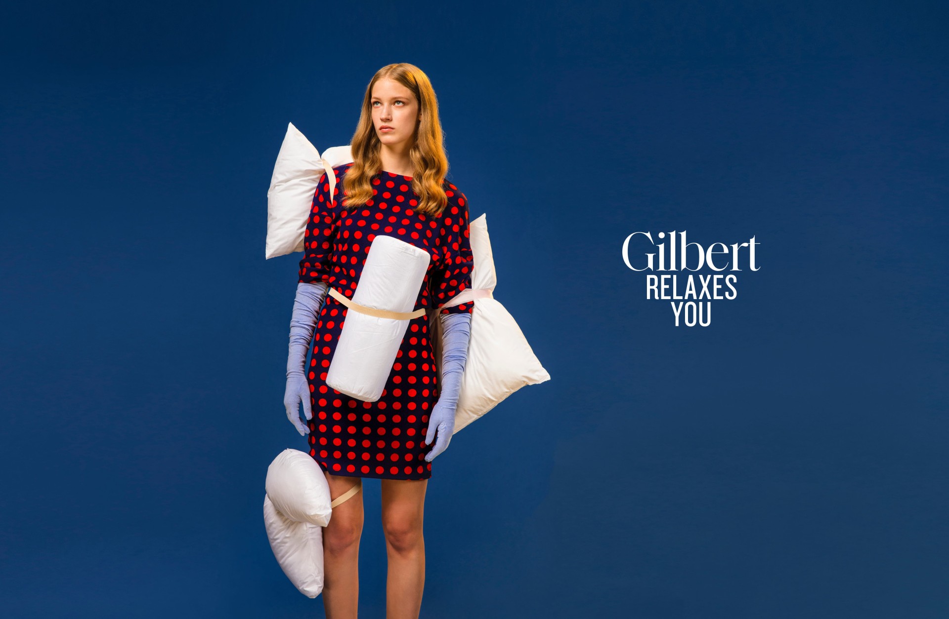hotel_gilbert_moodley_branding_frau_mit_kissen