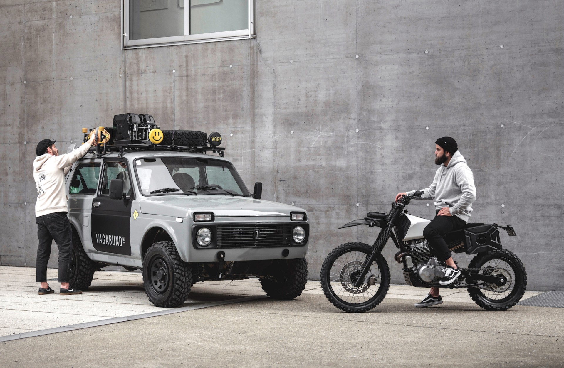 vagabund_moodley_website_auto_motorrad_zwei_männer