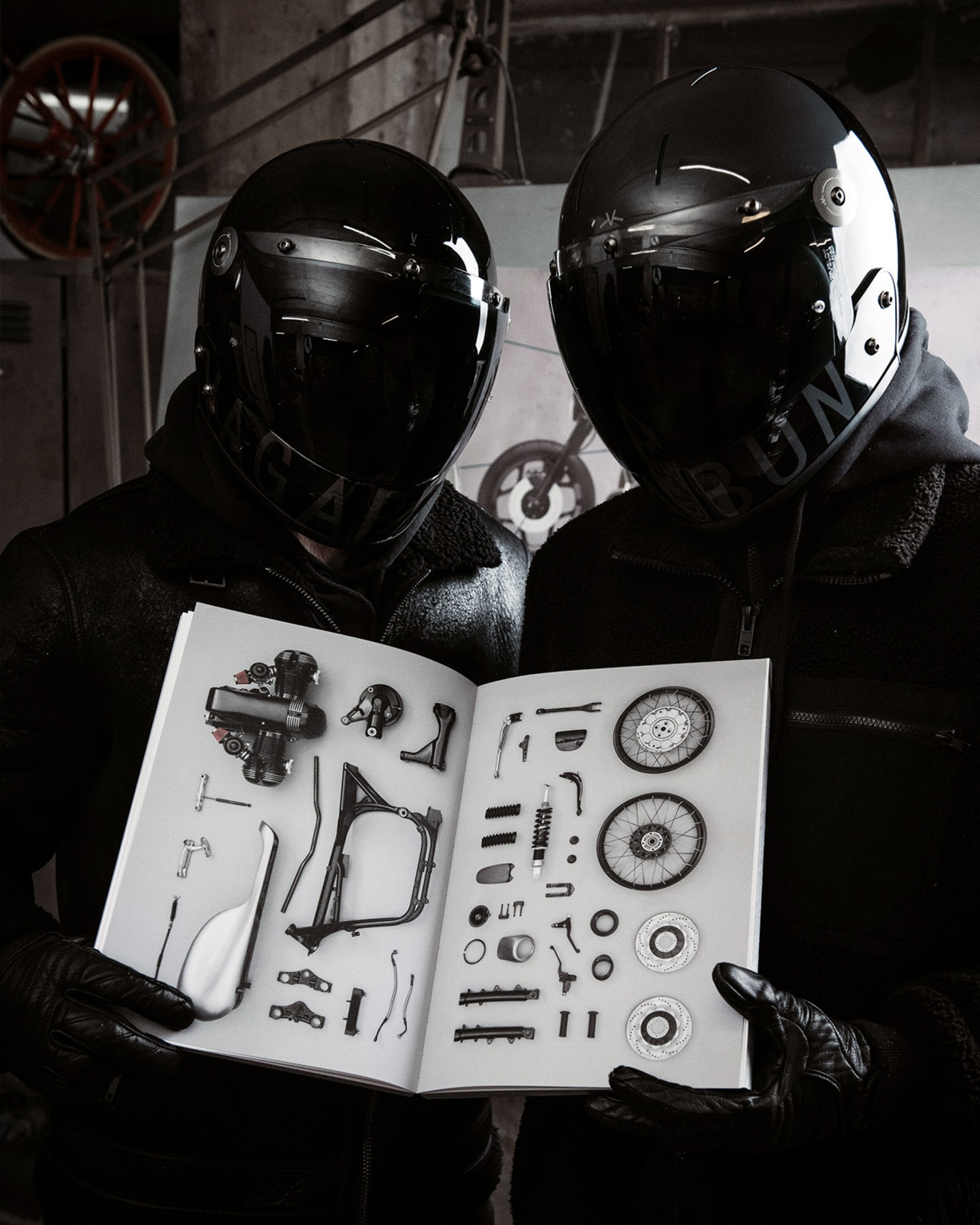 vagabund_moodley_website_männer_mit_helm_halten_katalog