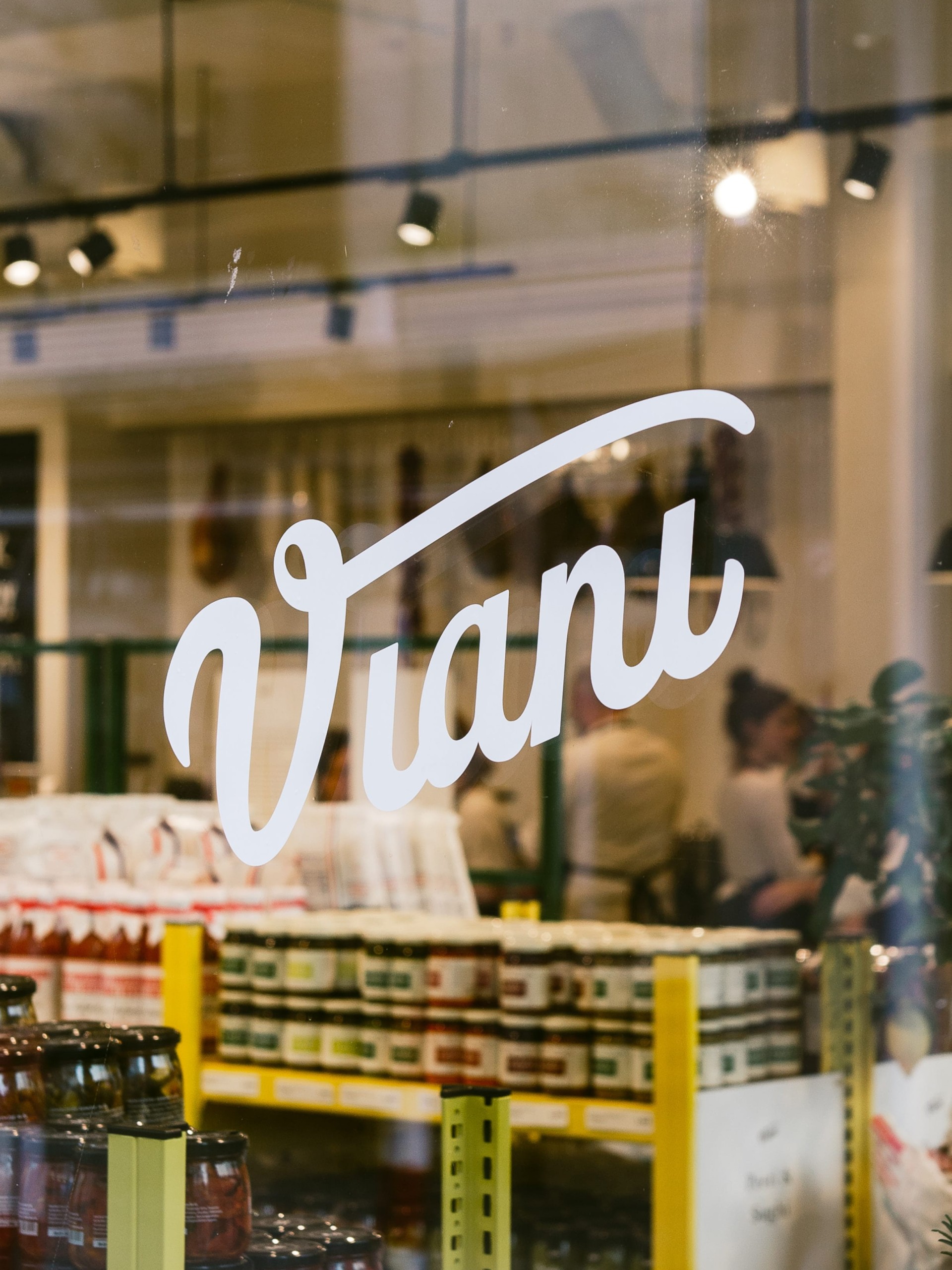 viani_store_moodley_brandidentity_packaging