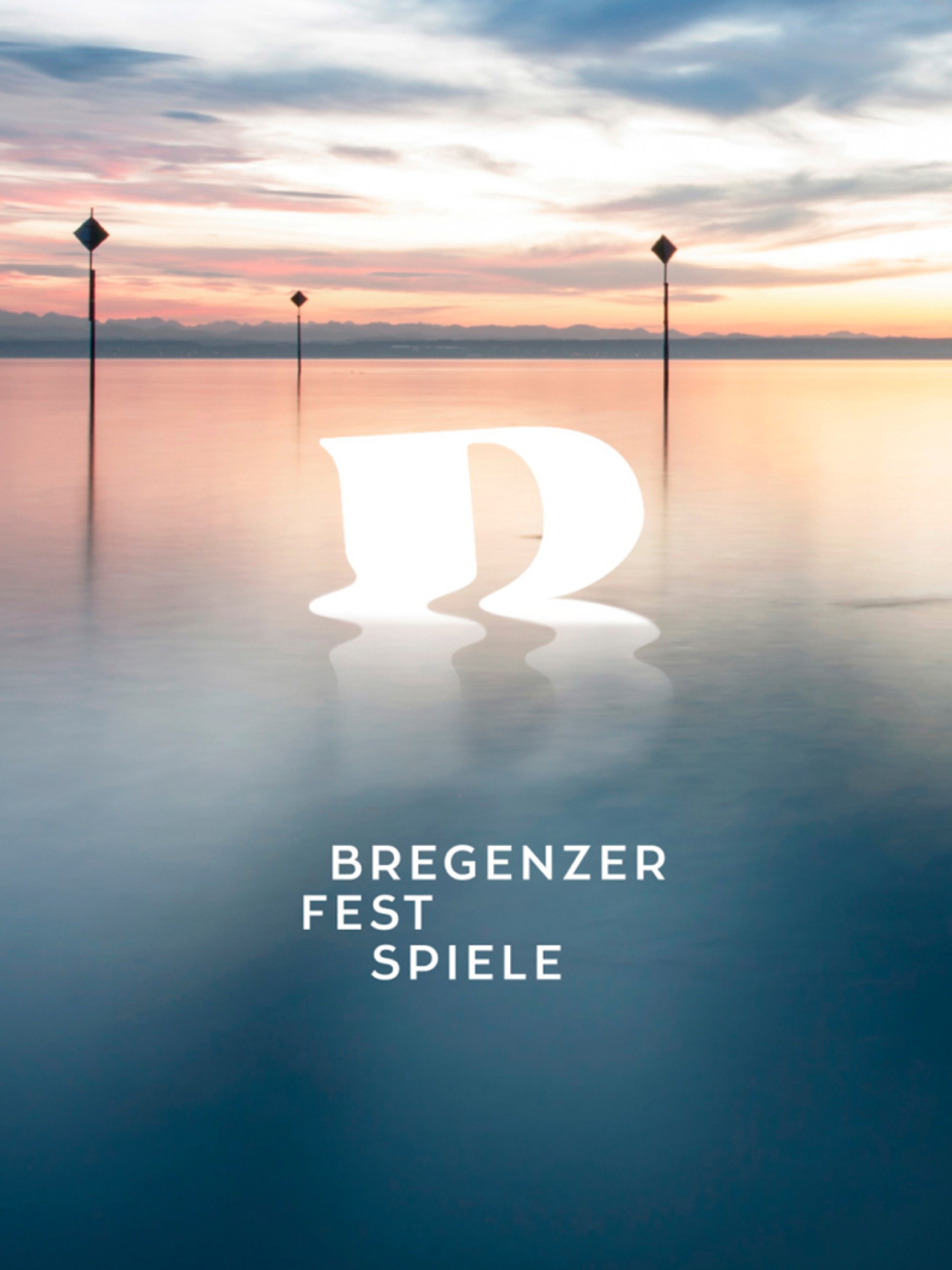 Sonnenuntergang über dem Bodensee mit Seezeichen, großem "B" und dem Text "Bregenzer Festspiele".
