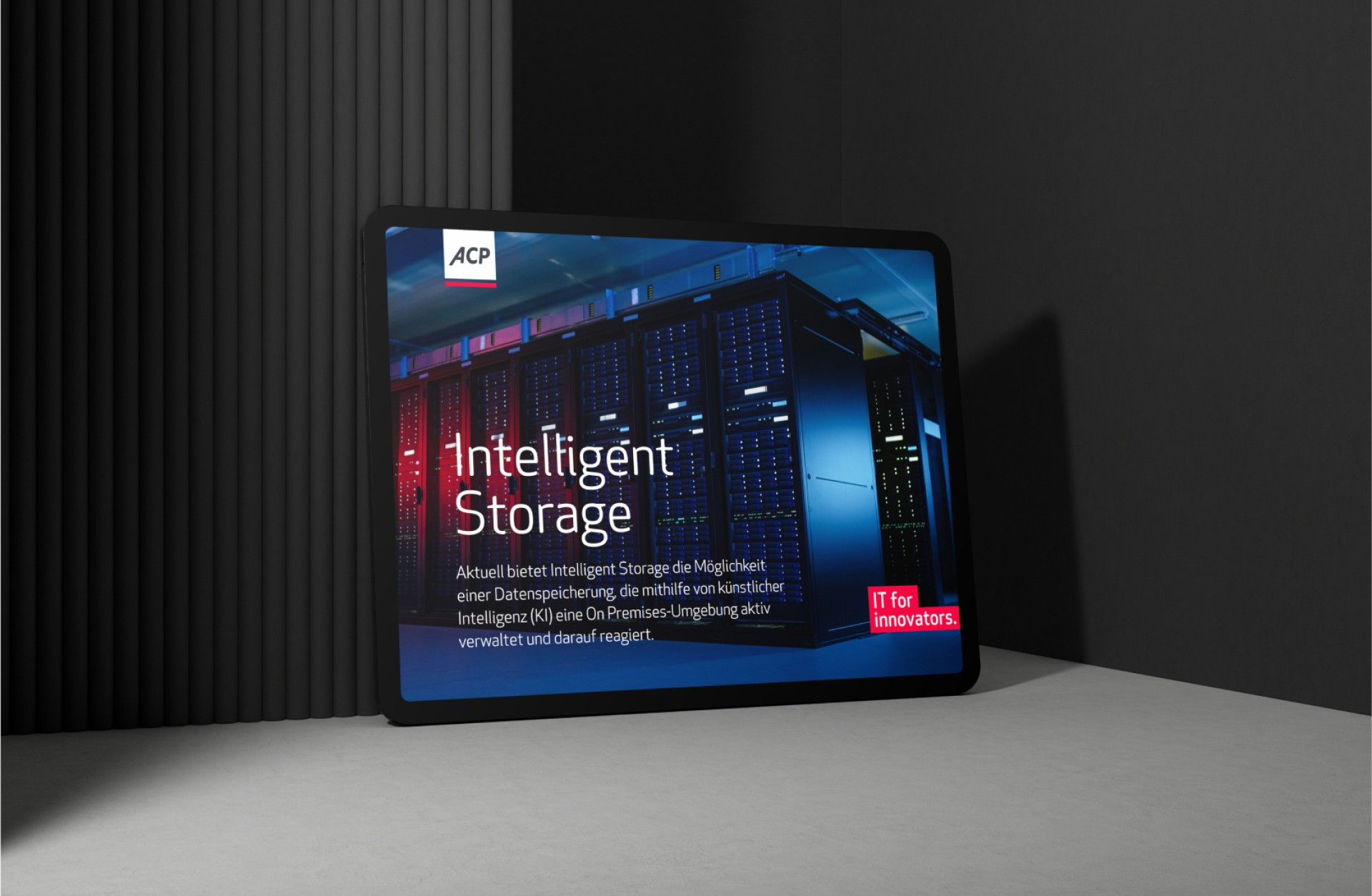 Tablet mit „Intelligent Storage“ von ACP. Serverraum im Hintergrund. „IT for innovators.“ Text auf Bildschirm.