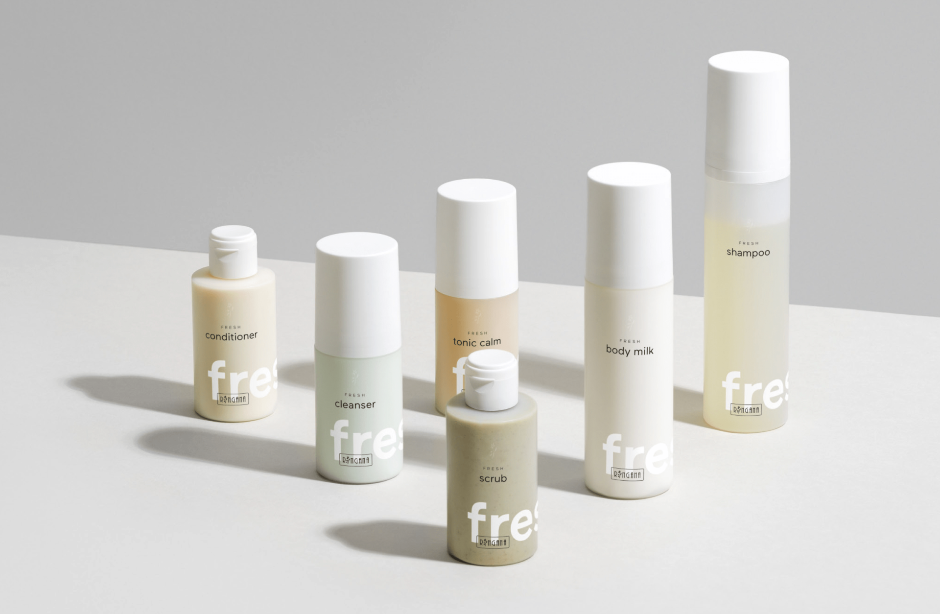 Sieben Flaschen Fresh DōTERRA Körperpflegeprodukte, darunter Shampoo, Spülung, Peeling, Reinigungsmittel, Körpermilch und tonisierende Pflege.