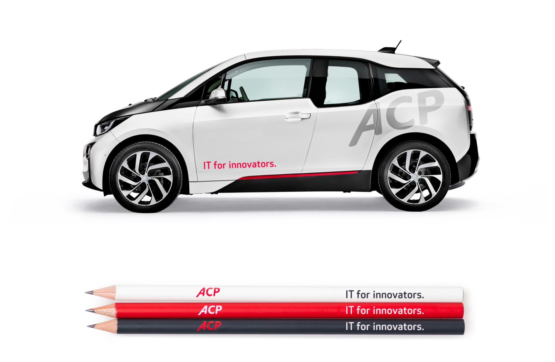 Ein weißes Auto mit ACP-Branding und drei Bleistiften mit der Aufschrift „ACP IT for innovators“.