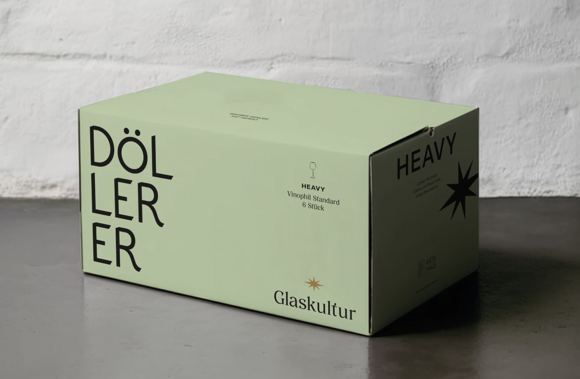 Eine grüne Döllerer-Kiste mit der Aufschrift "HEAVY Vinophil Standard 6 Stück" und dem Text "Glaskultur".