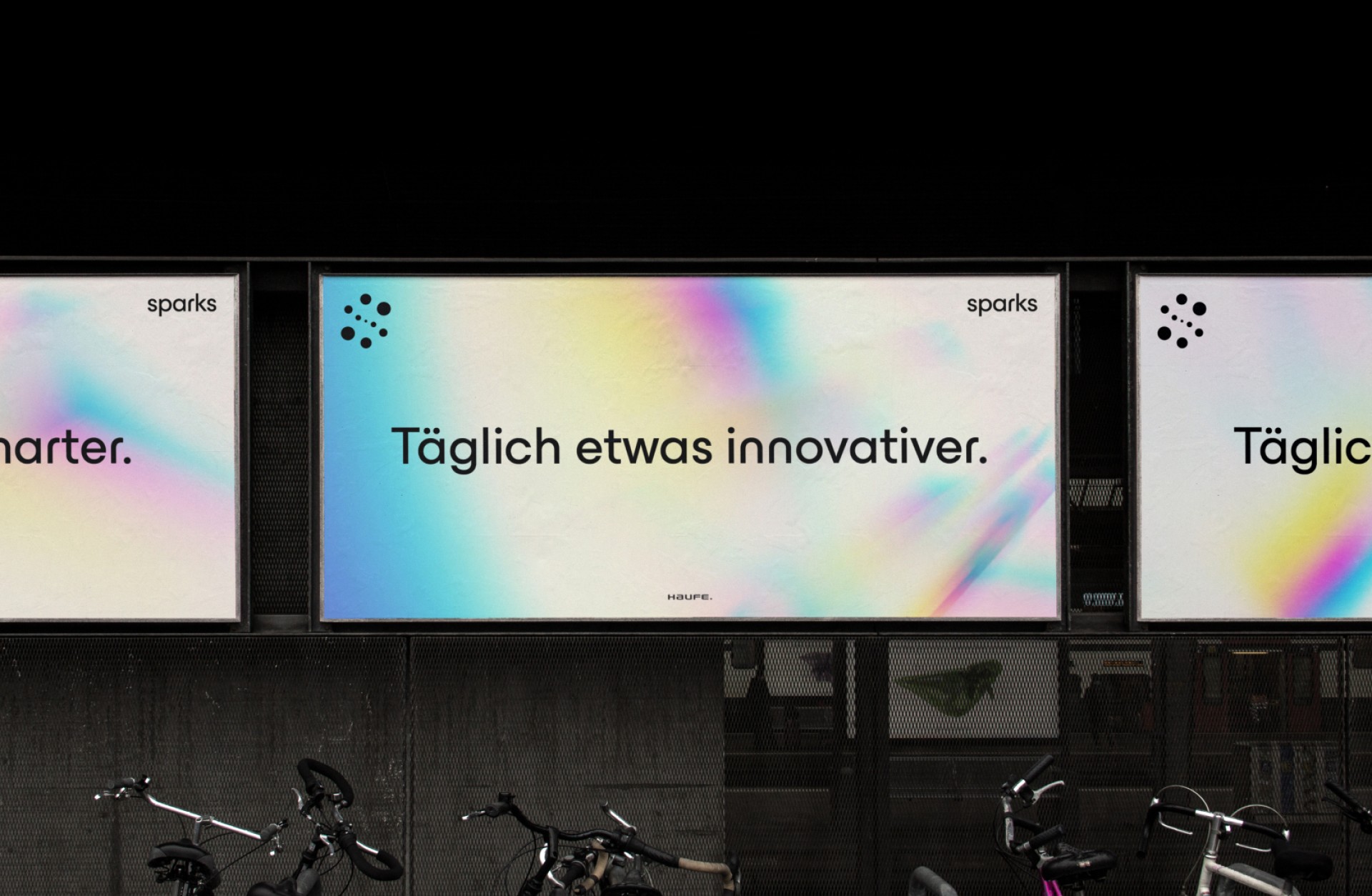 Werbung für „Sparks“ mit dem Slogan „Täglich etwas innovativer“ auf holographischen Plakaten.