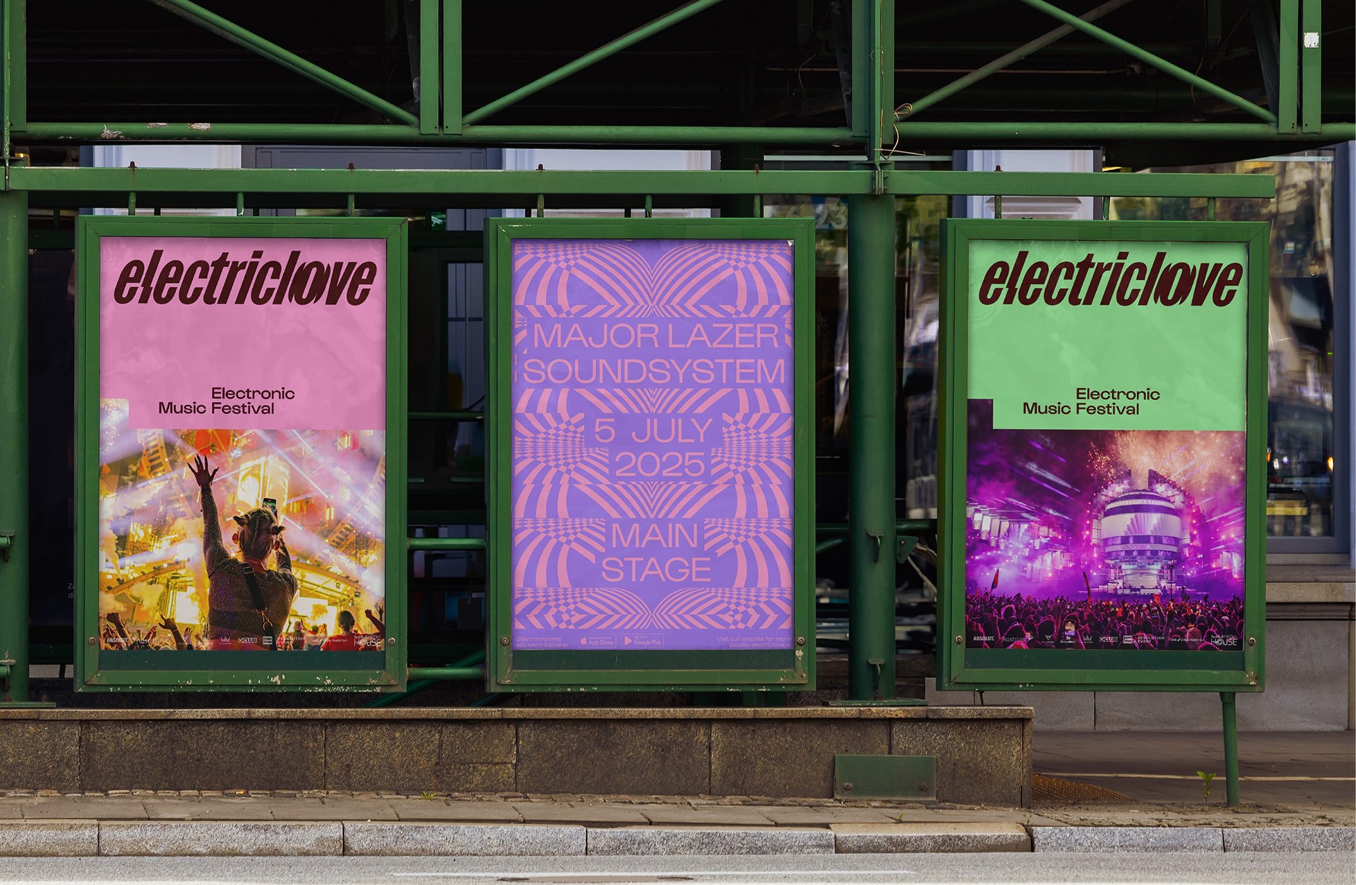 Drei Plakate für "electriclove", ein elektronisches Musikfestival, auf einem grünen Rahmen. Das mittlere Plakat erwähnt "Major Lazer Soundsystem, 5. Juli 2025".