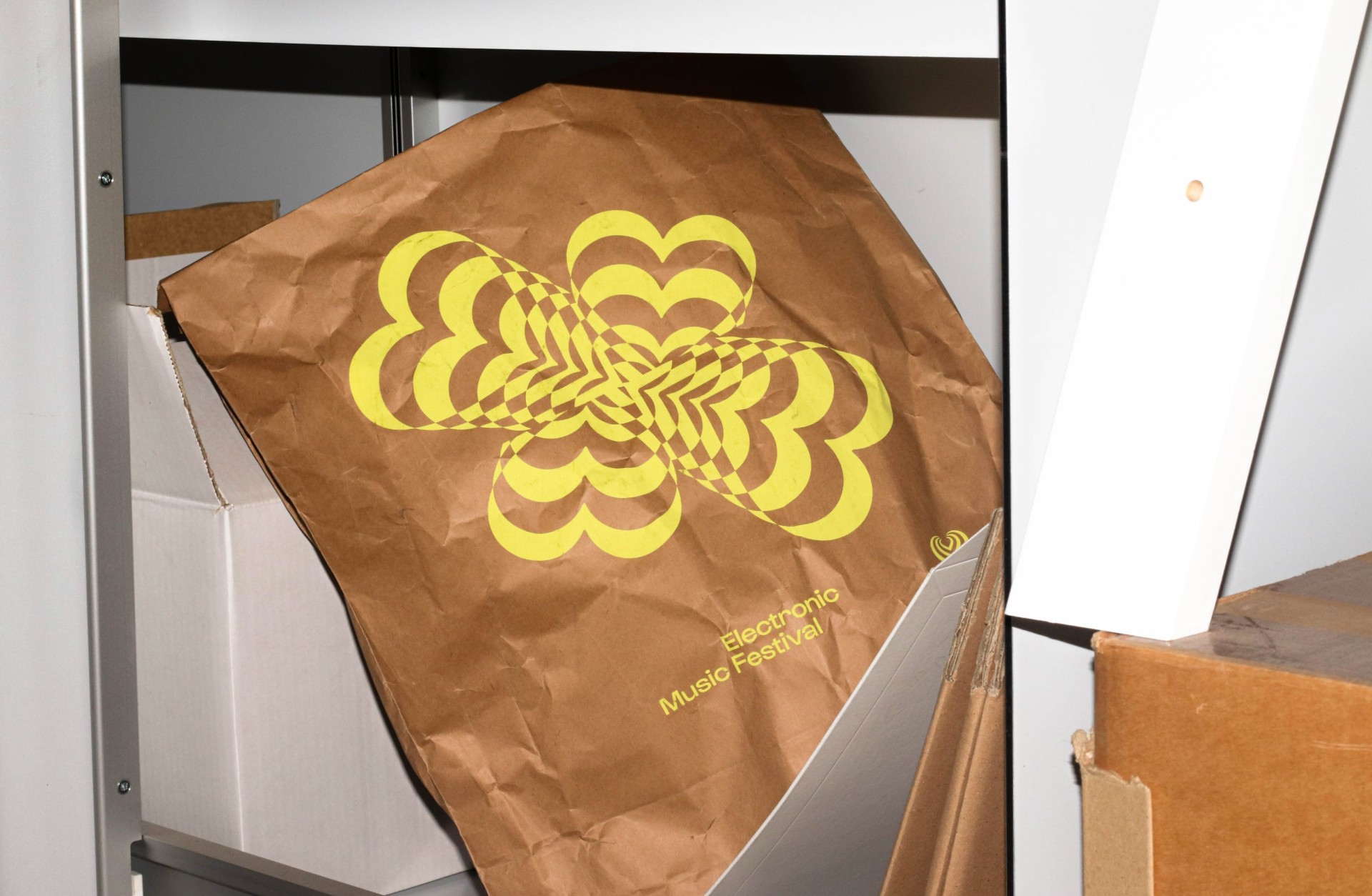 Braune Papiertüte mit gelbem Kleeblatt und Text "Electronic Music Festival".