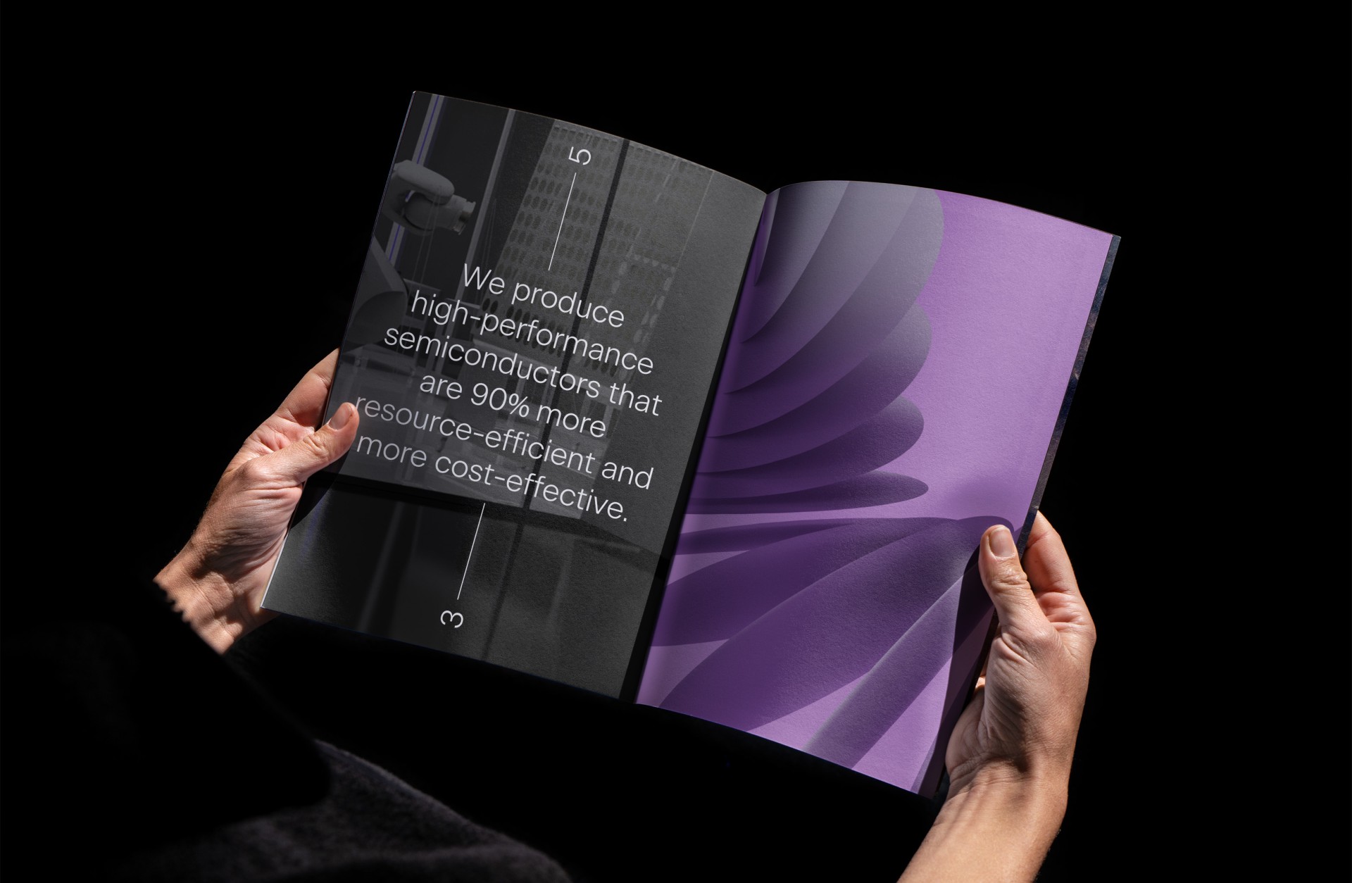 Eine Person hält ein geöffnetes Buch mit dem Text: "Wir produzieren Hochleistungs-Halbleiter, die 90% ressourcenschonender und kostengünstiger sind".